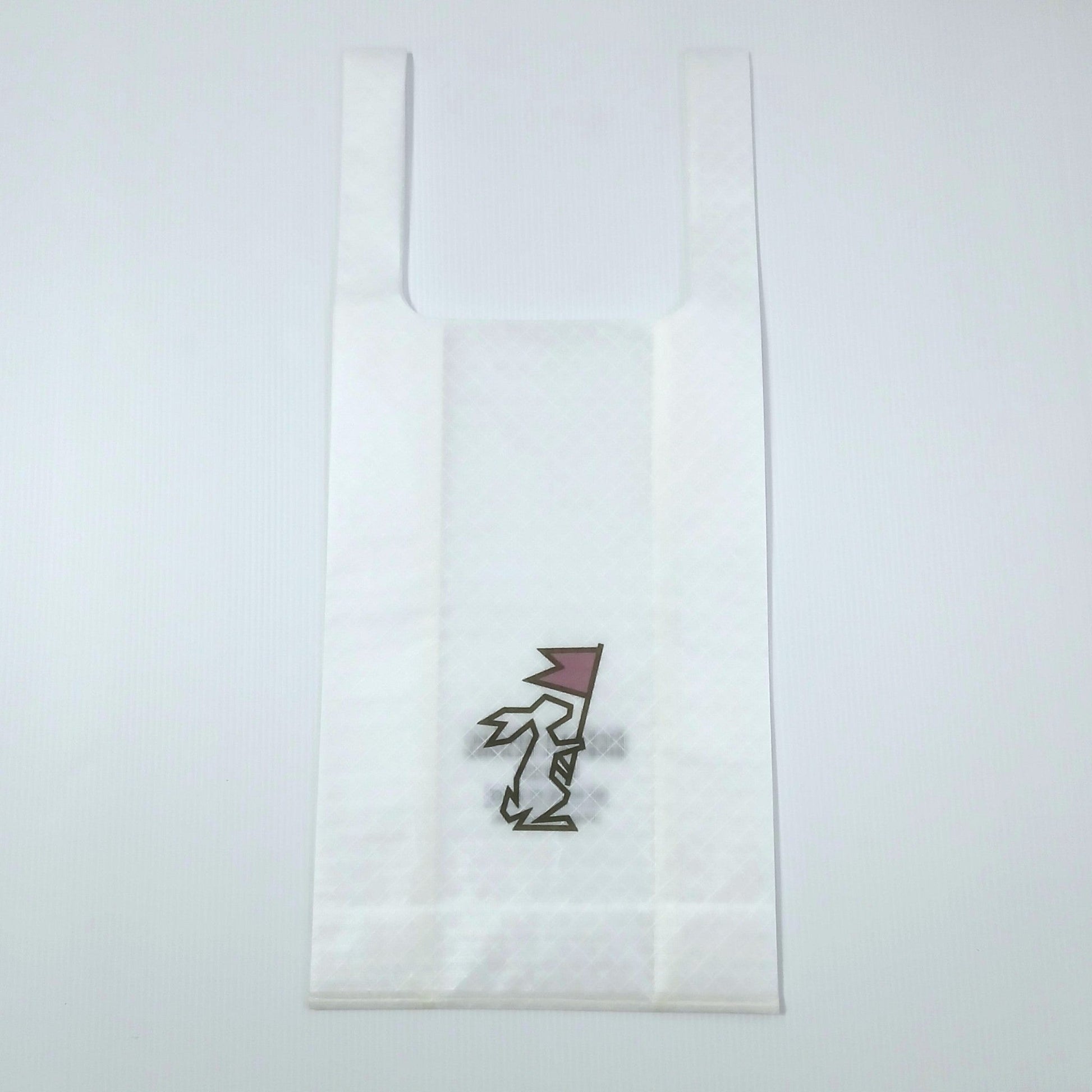 High Tail Designs TX Small Shopping Bag ショッピングバッグ S Plain TX50 半透明の白無地に、くすんだ赤の旗を掲げた黒線のうさぎのブランドロゴを中央プリント。細身ハンドルで横幅が絞られた縦長シルエットの平置き正面全体と、裏から透けるケアタグの実物写真 - 山道具とULギアのお店 Ascend Lite