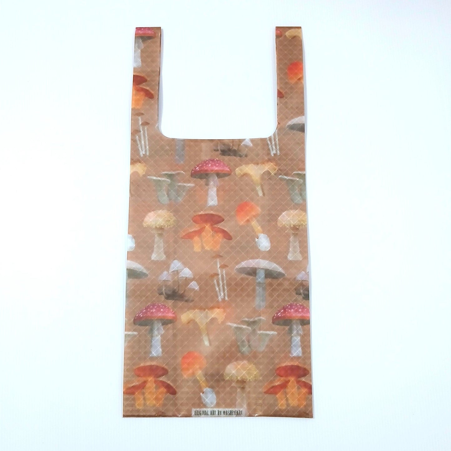 High Tail Designs TX Small Shopping Bag ショッピングバッグ S Botany Poster TX50 赤茶の地に赤・オレンジ・白のキノコを図鑑のように並べたボタニカル柄。細身ハンドルで横幅を絞った縦長シルエット、裾にアーティストクレジット印字を入れた平置き正面全体の実物写真 - 山道具とULギアのお店 Ascend Lite
