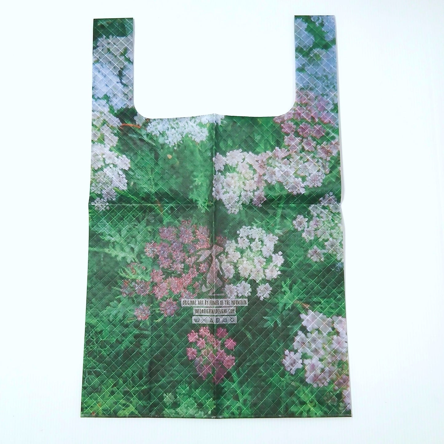 High Tail Designs TX Medium Shopping Bag ショッピングバッグ M Alpine Flora（Flower of the Mountain） 深緑の草むらに白とピンクの野花が咲く風景写真をそのままプリントした柄。折りジワの残る平置き正面全体と中央のアーティストクレジット印字ケアタグの実物写真 - 山道具とULギアのお店 Ascend Lite