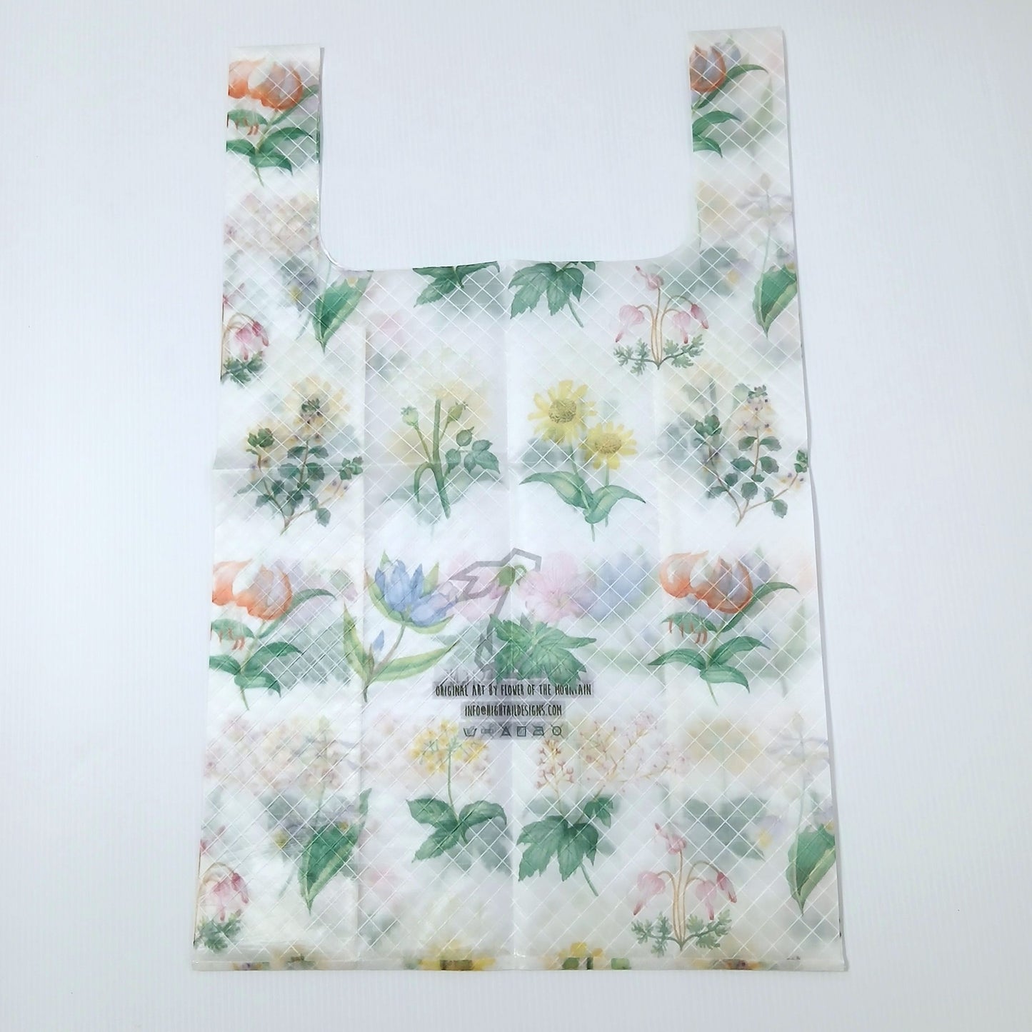 High Tail Designs TX Medium Shopping Bag ショッピングバッグ M Mountain Flowers White（Flower of the Mountain） 半透明の白地に橙のユリ、桃色の釣鐘花、黄の菊、青紫の花を水彩画で段状に並べた柄。中央に淡いうさぎのブランドロゴとケアタグ。平置き正面全体の実物写真 - 山道具とULギアのお店 Ascend Lite