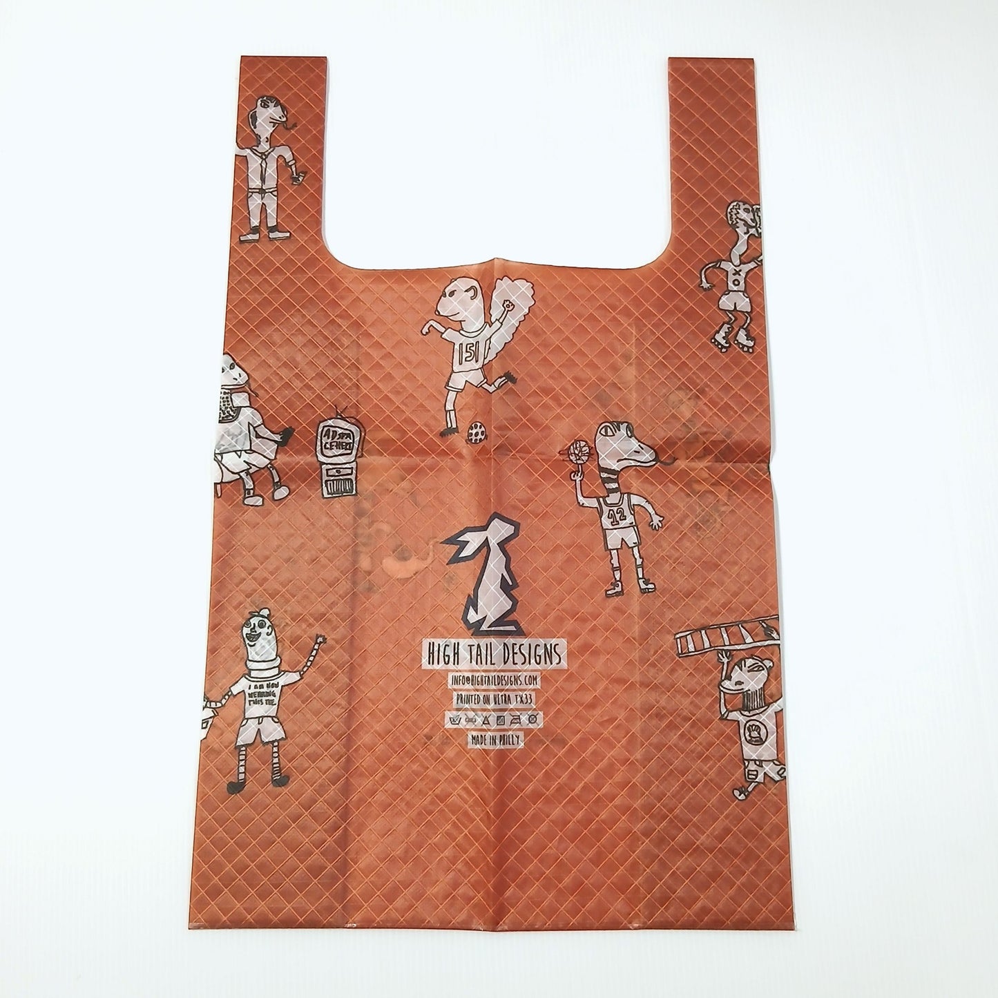 High Tail Designs TX Medium Shopping Bag ショッピングバッグ M Squash Bois（Caman Skelton） テラコッタ色地に白黒線画のキャラクターを配したGrape Boisの色違い柄。中央に白いうさぎのブランドロゴとケアタグ、幅広ハンドルの平置き正面全体の実物写真 - 山道具とULギアのお店 Ascend Lite