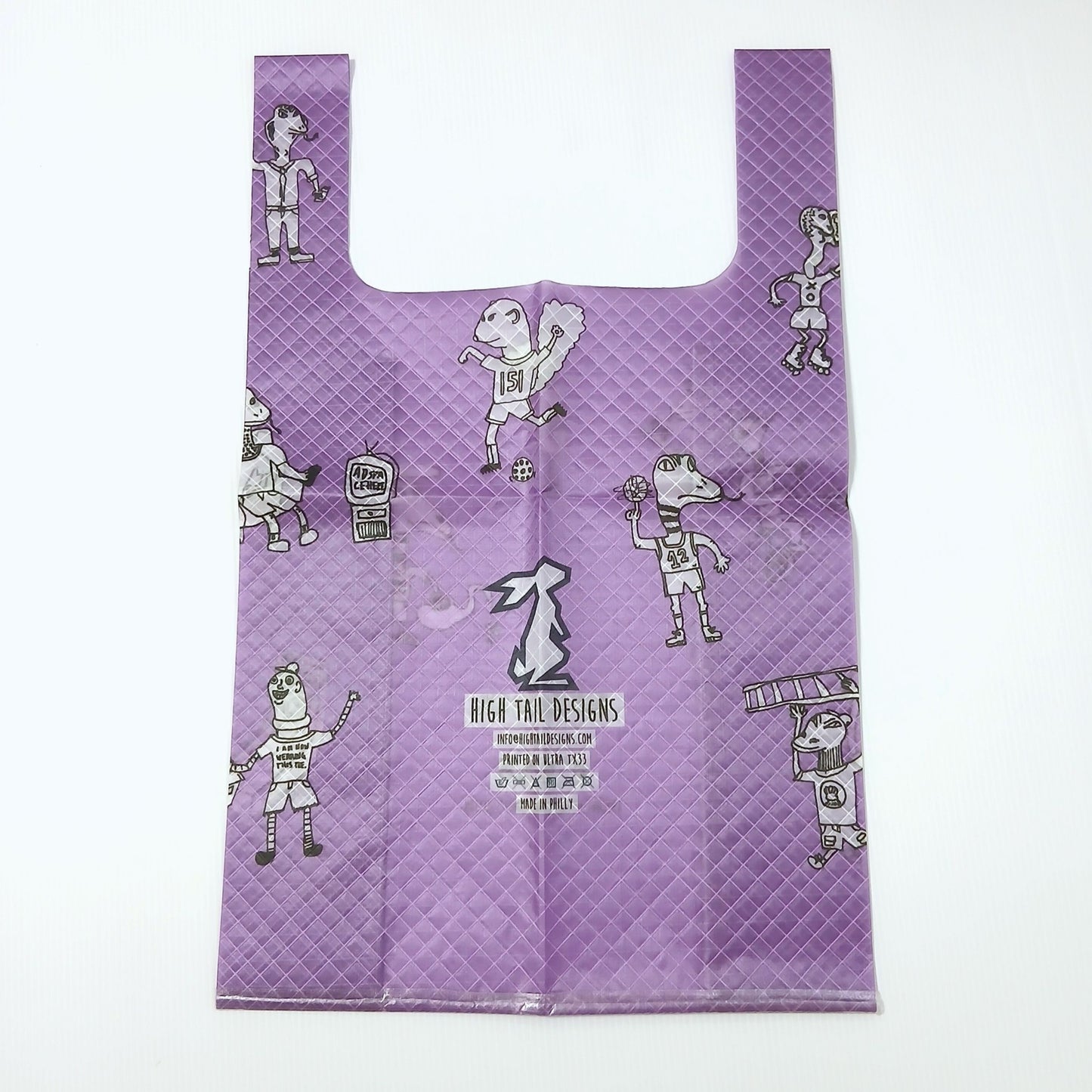 High Tail Designs TX Medium Shopping Bag ショッピングバッグ M Grape Bois（Caman Skelton） 藤色地に白黒線画のひょろ長いキャラクターを点在させた柄、中央に白いうさぎのブランドロゴとアーティストクレジット印字ケアタグ。幅広ハンドルの平置き正面全体の実物写真 - 山道具とULギアのお店 Ascend Lite