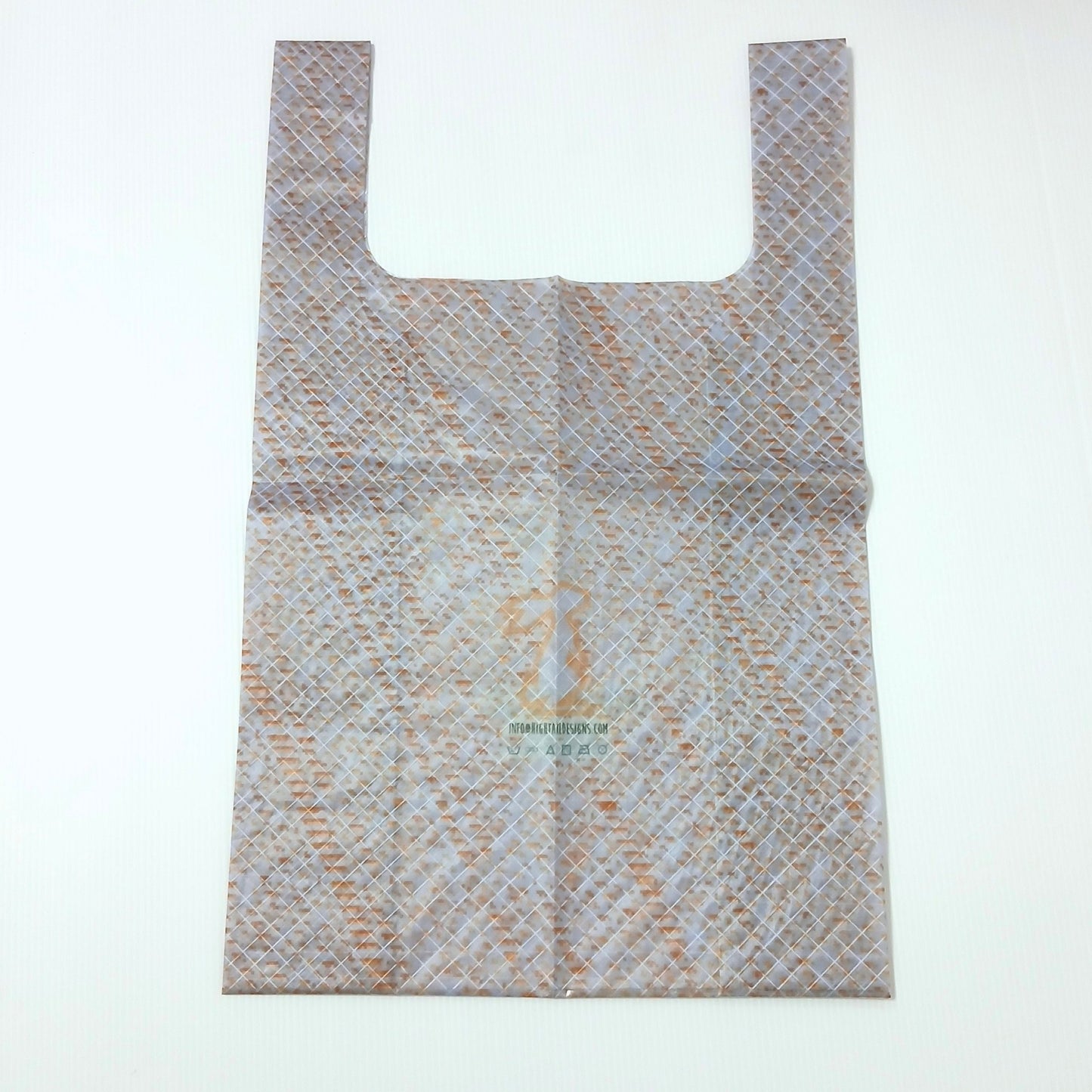 High Tail Designs TX Medium Shopping Bag ショッピングバッグ M Alluvium 11 淡いグレージュ地に橙と水色の斜め格子ノイズが重なる柄。折りジワの残る状態でハンドルまで広げた平置き全体と下部ケアタグの実物写真 - 山道具とULギアのお店 Ascend Lite
