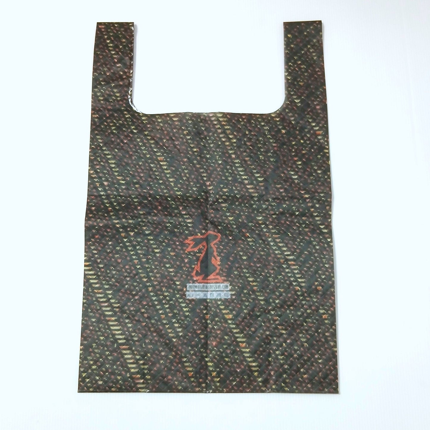 High Tail Designs TX Medium Shopping Bag ショッピングバッグ M Alluvium 20 黒地にオリーブと黄土色の斜めダッシュが層状に走る柄、中央に橙のうさぎのブランドロゴとケアタグ。平置き正面全体の実物写真 - 山道具とULギアのお店 Ascend Lite