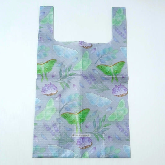 High Tail Designs TX Medium Shopping Bag ショッピングバッグ M Nocturna（Ash Ryan）TX50 淡い灰紫地に黄緑の蛾と水色の蝶、紫の花を散らした柄。ハンドルまで広げた平置き全体と、下部のアーティストクレジット印字ケアタグの実物写真 - 山道具とULギアのお店 Ascend Lite