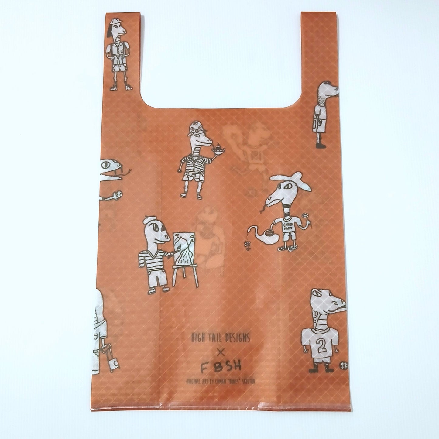 High Tail Designs TX Medium Shopping Bag ショッピングバッグ M Squash Bois（Caman Skelton）TX50 テラコッタ地に、イーゼルで絵を描く人物やボールを持つ人物など白黒線画を大きく配した柄。細身ハンドルの深いシルエットと下部のアーティストクレジット印字の実物写真 - 山道具とULギアのお店 Ascend Lite