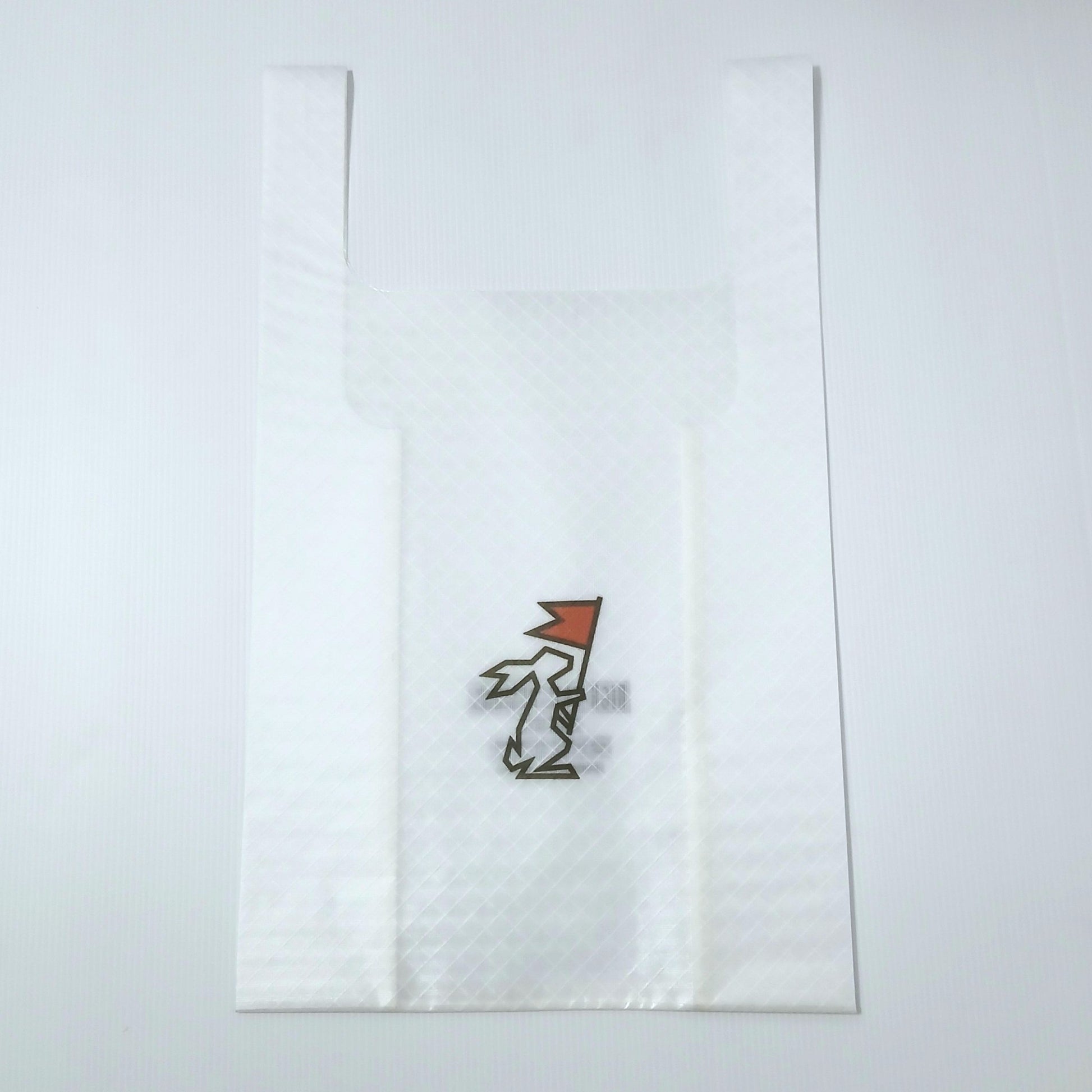 High Tail Designs TX Medium Shopping Bag ショッピングバッグ M Plain TX50 半透明の白無地に、赤い旗を掲げたうさぎのブランドロゴを中央プリント。平置き正面全体の実物写真 - 山道具とULギアのお店 Ascend Lite