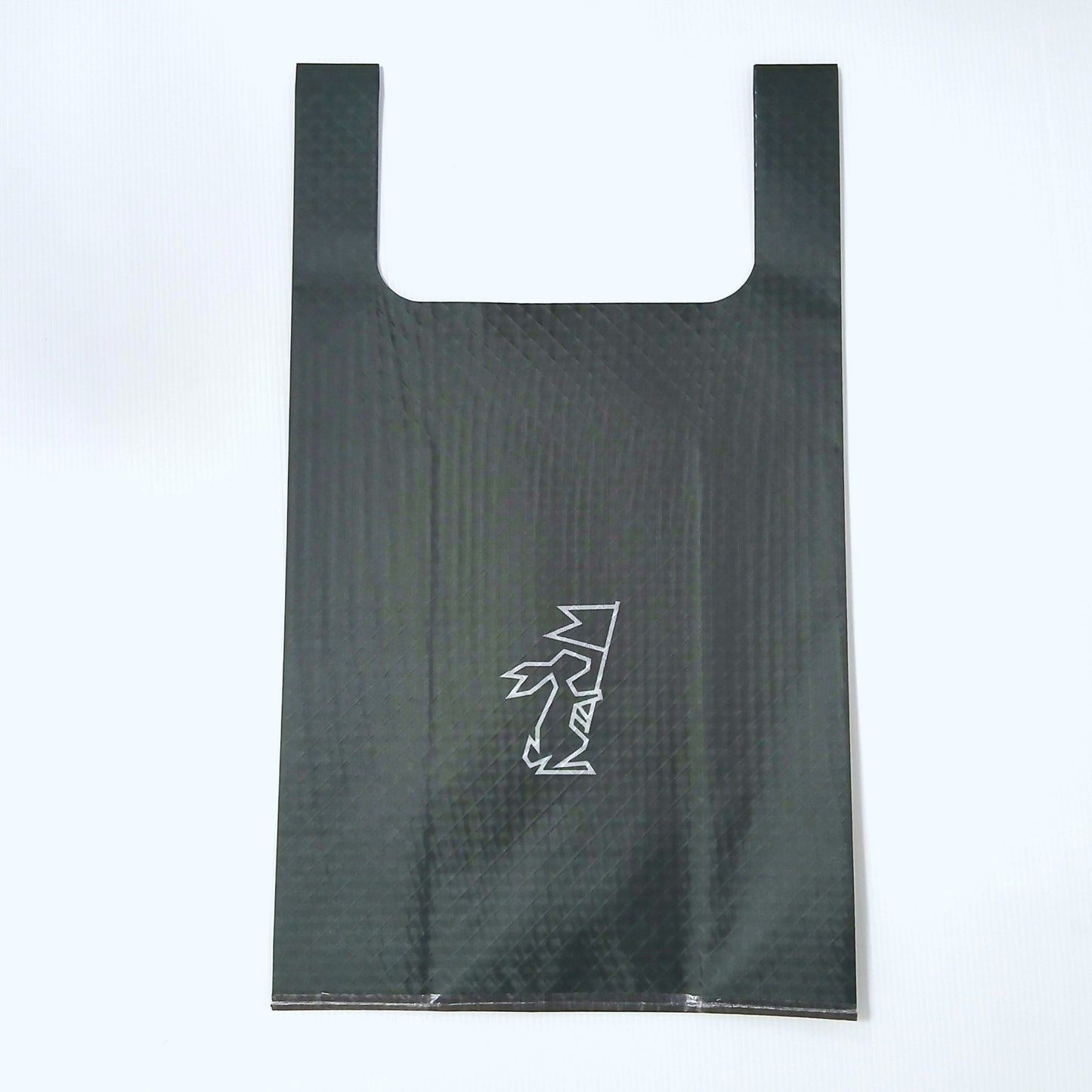 High Tail Designs TX Medium Shopping Bag ショッピングバッグ M Ink TX50 黒に近い濃緑の無地に白いうさぎのブランドロゴを中央プリント。光沢のあるラミネート生地を広げた平置き正面の実物写真 - 山道具とULギアのお店 Ascend Lite