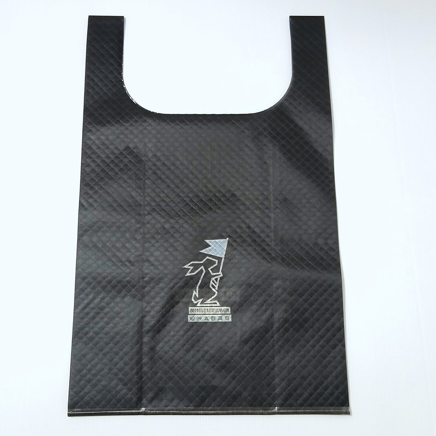 High Tail Designs TX Large Shopping Bag ショッピングバッグ L Ink 光沢のある黒地に斜め45°のクロスプライ格子が浮かび、中央に白線のうさぎのブランドロゴと水色の旗をプリント。幅広ハンドルの平置き正面全体とケアタグの実物写真 - 山道具とULギアのお店 Ascend Lite