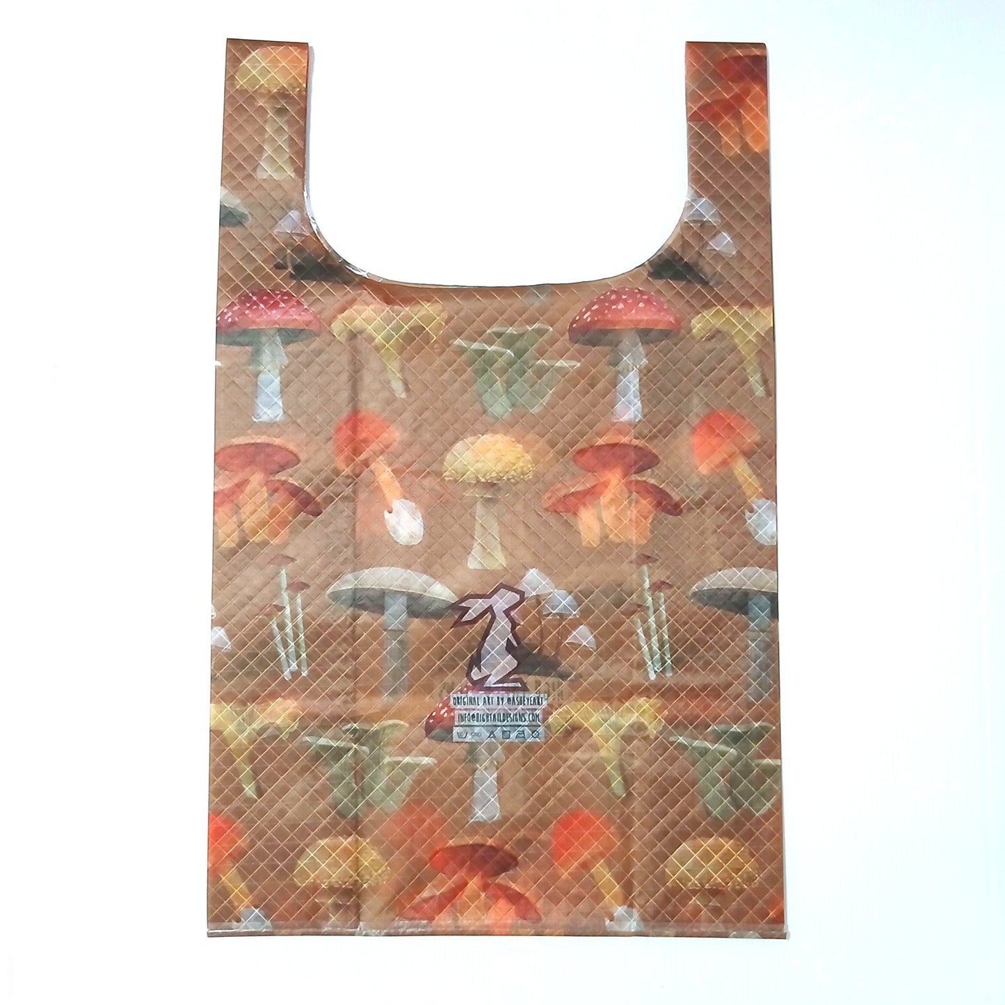 High Tail Designs TX Large Shopping Bag ショッピングバッグ L Botany Poster（Ash Ryan） テラコッタ色の地に赤・黄・白の傘のキノコを水彩調で並べた柄。中央の赤紫のうさぎのブランドロゴと、その下のアーティストクレジット印字およびケアタグを写した平置き正面全体の実物写真 - 山道具とULギアのお店 Ascend Lite