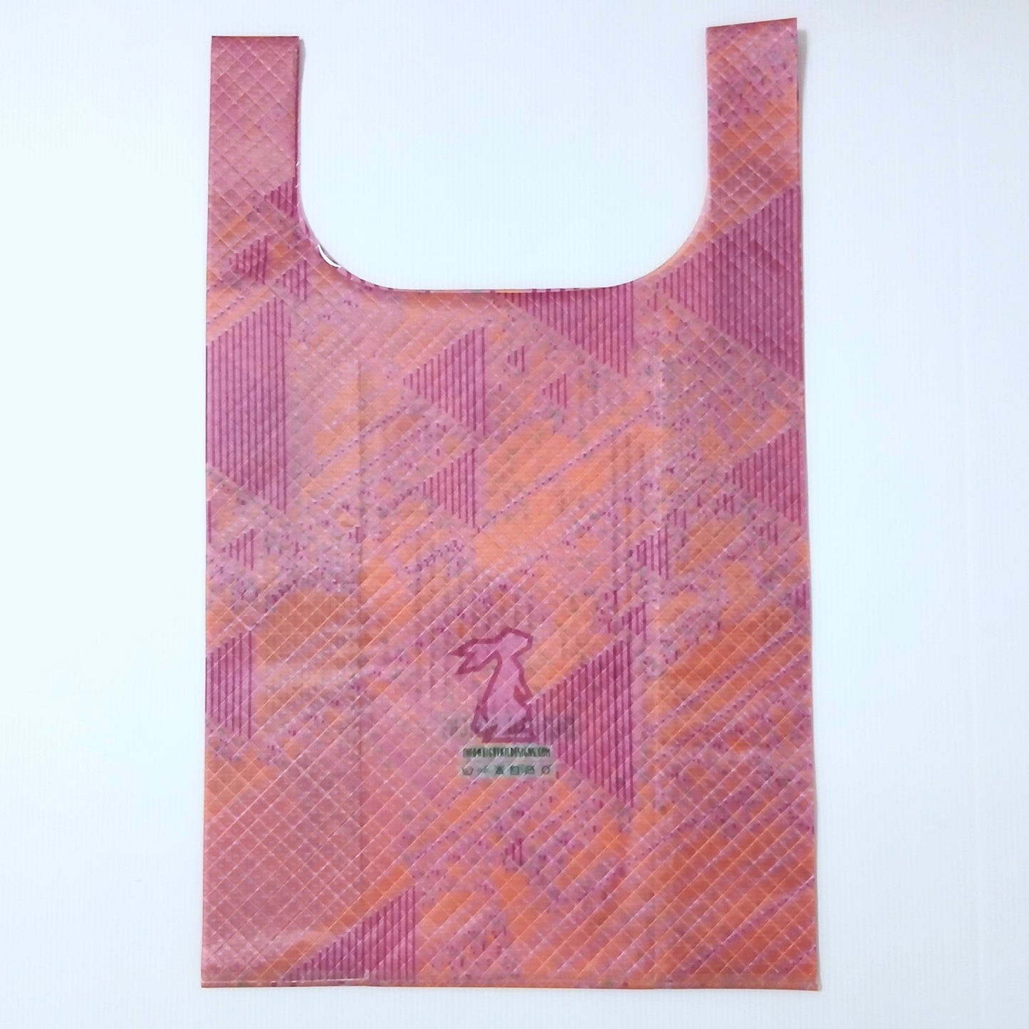 High Tail Designs TX Large Shopping Bag ショッピングバッグ L Delta 7 サーモンオレンジ地に濃いローズピンクの三角パッチが斜めに重なる幾何柄。中央に赤紫のうさぎのブランドロゴとケアタグ、幅広ハンドルの平置き正面全体の実物写真 - 山道具とULギアのお店 Ascend Lite