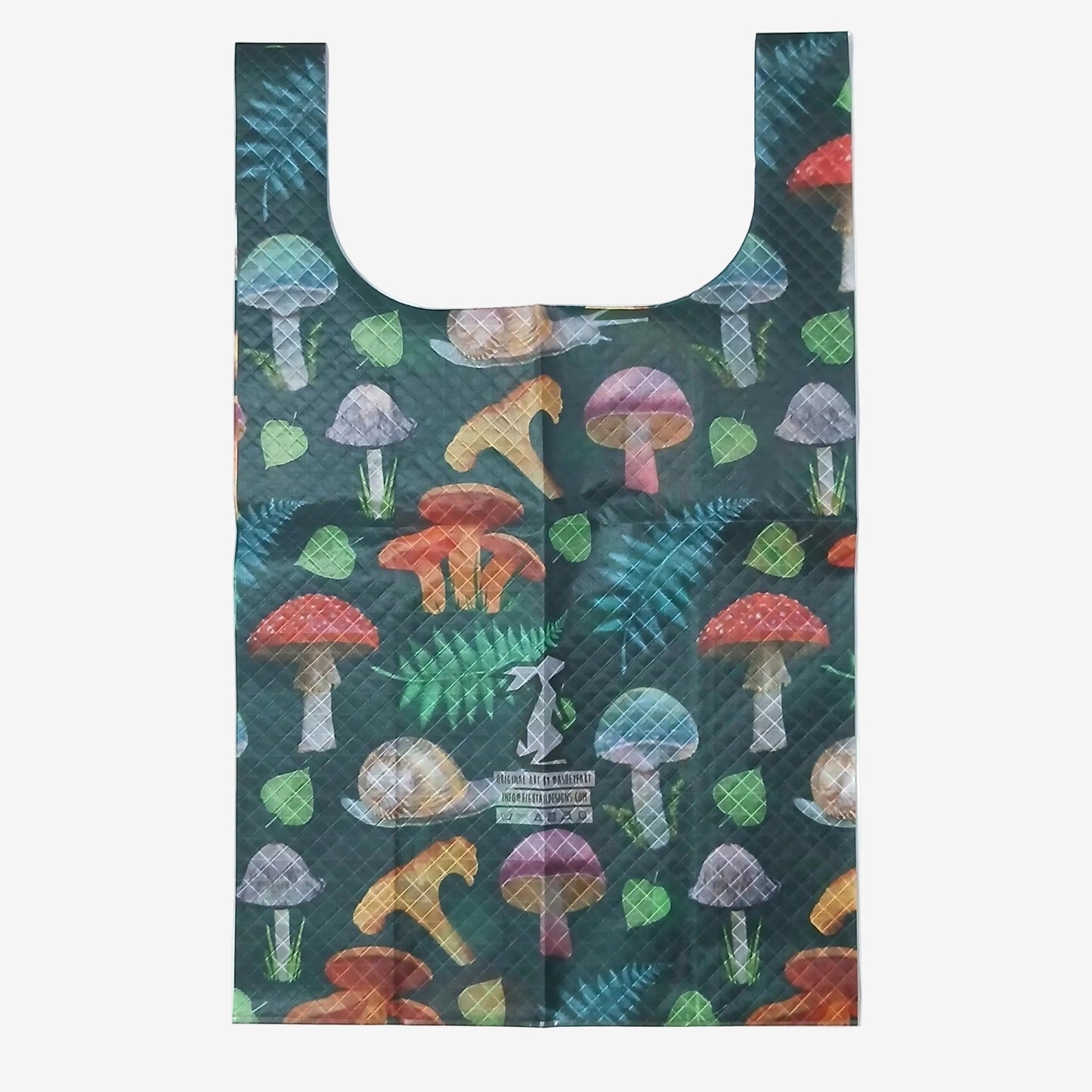 High Tail Designs TX Large Shopping Bag ショッピングバッグ L Forest Mushroom（Ash Ryan） 深緑地に赤・紫・水色のキノコとシダの葉が水彩調で散る柄。中央に白いうさぎのブランドロゴとアーティストクレジット印字、十字の折りジワが残る幅広ハンドルの平置き正面全体の実物写真 - 山道具とULギアのお店 Ascend Lite