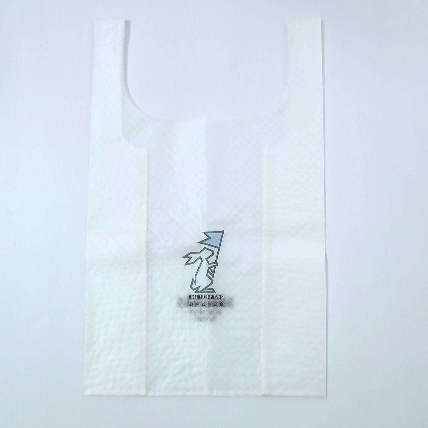 High Tail Designs TX Large Shopping Bag ショッピングバッグ L Plain 半透明の乳白色の無地に、水色の旗を掲げたうさぎのブランドロゴを中央プリント。幅広ハンドルで縦の折り目が残る平置き正面全体とロゴ下のケアタグの実物写真 - 山道具とULギアのお店 Ascend Lite