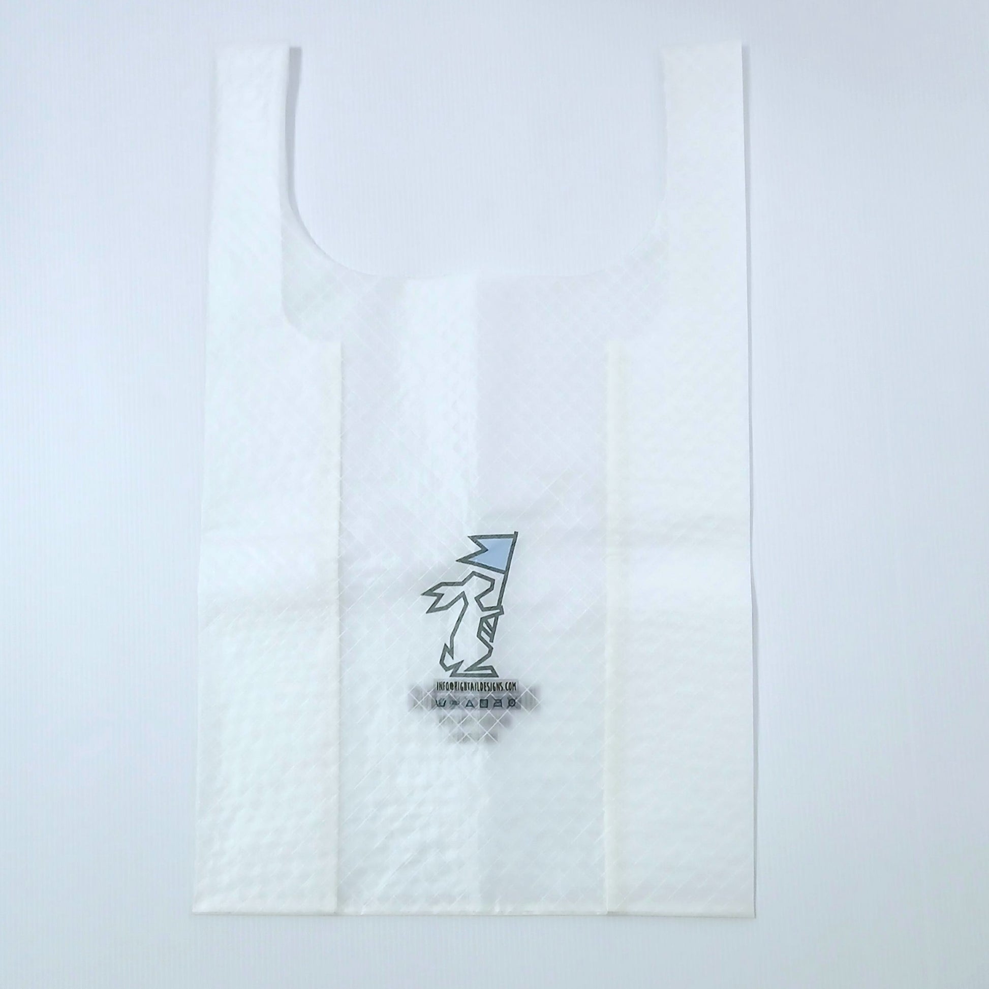 High Tail Designs TX Large Shopping Bag ショッピングバッグ L Plain 半透明の乳白色の無地に、水色の旗を掲げたうさぎのブランドロゴを中央プリント。幅広ハンドルで縦の折り目が残る平置き正面全体とロゴ下のケアタグの実物写真 - 山道具とULギアのお店 Ascend Lite