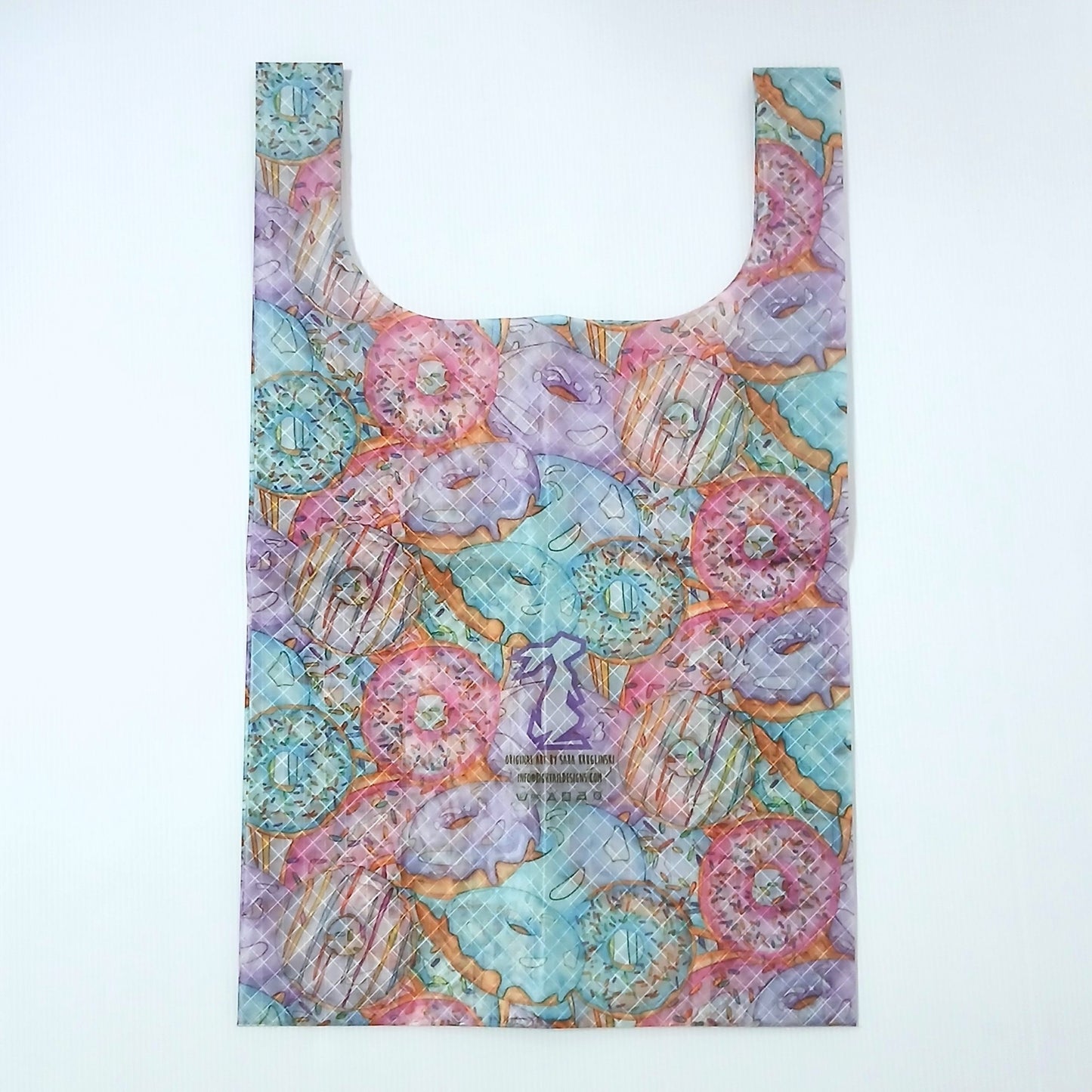 High Tail Designs TX Large Shopping Bag ショッピングバッグ L Tossed Donuts（Sara Kruglinski） 水色地にピンク・紫・ミントのスプリンクル付きドーナツが大きく重なる柄。中央に紫のうさぎのブランドロゴとアーティストクレジット印字、幅広ハンドルの平置き正面全体の実物写真 - 山道具とULギアのお店 Ascend Lite