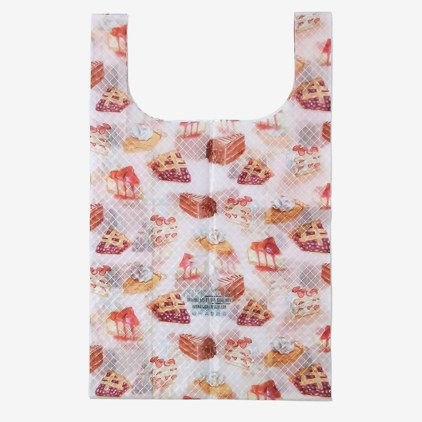 High Tail Designs TX Large Shopping Bag ショッピングバッグ L Cakes & Pies（Sara Kruglinski） 淡いピンクがかった白地にショートケーキ・チョコレートケーキ・格子模様のパイが水彩調で散る柄。中央下のアーティストクレジット印字とケアタグ、幅広ハンドルの平置き正面全体の実物写真 - 山道具とULギアのお店 Ascend Lite