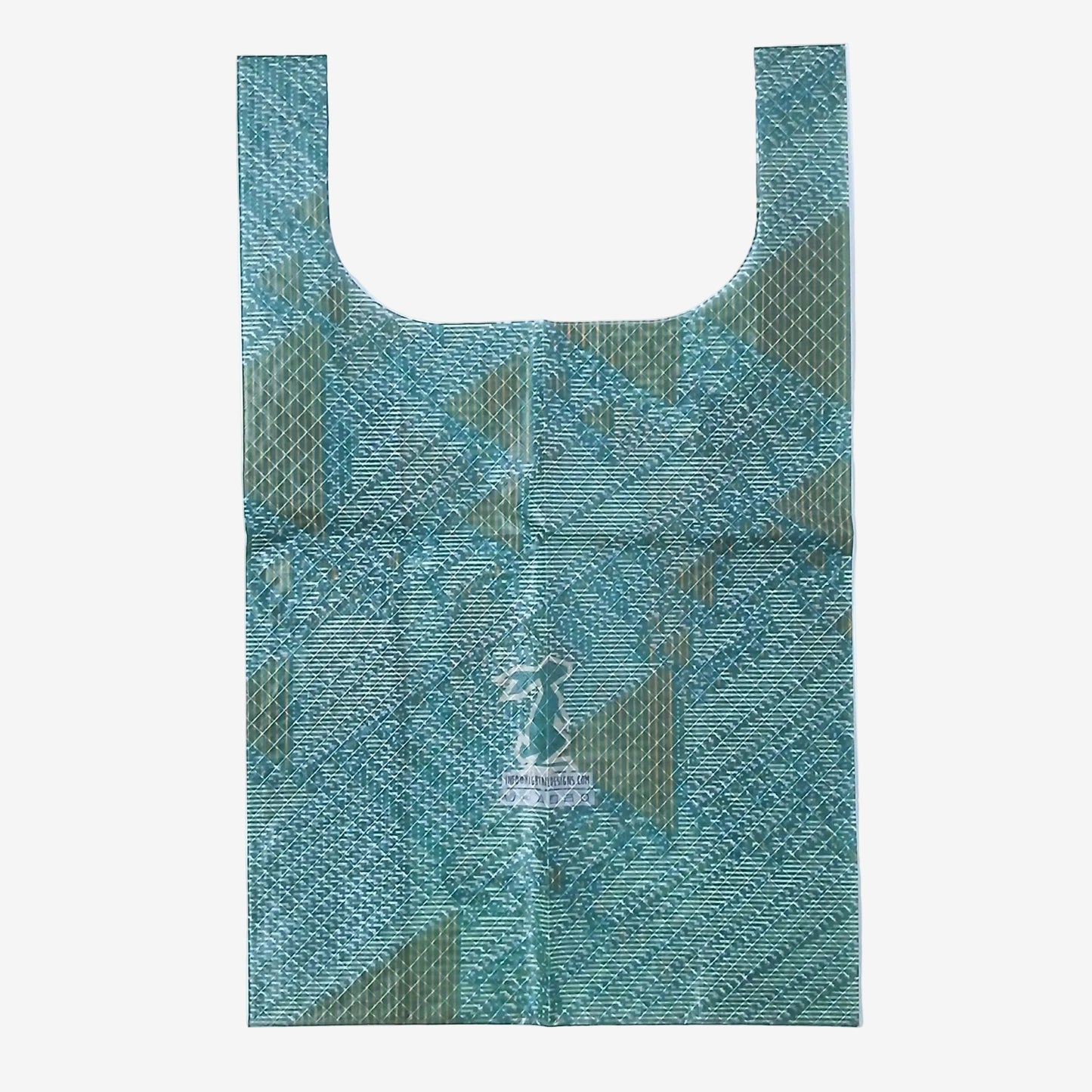High Tail Designs TX Large Shopping Bag ショッピングバッグ L Delta 2 深いティールグリーン地にオリーブと青緑の三角パッチが斜めに重なる幾何柄。中央に白いうさぎのブランドロゴとケアタグ、平置き正面全体の実物写真 - 山道具とULギアのお店 Ascend Lite