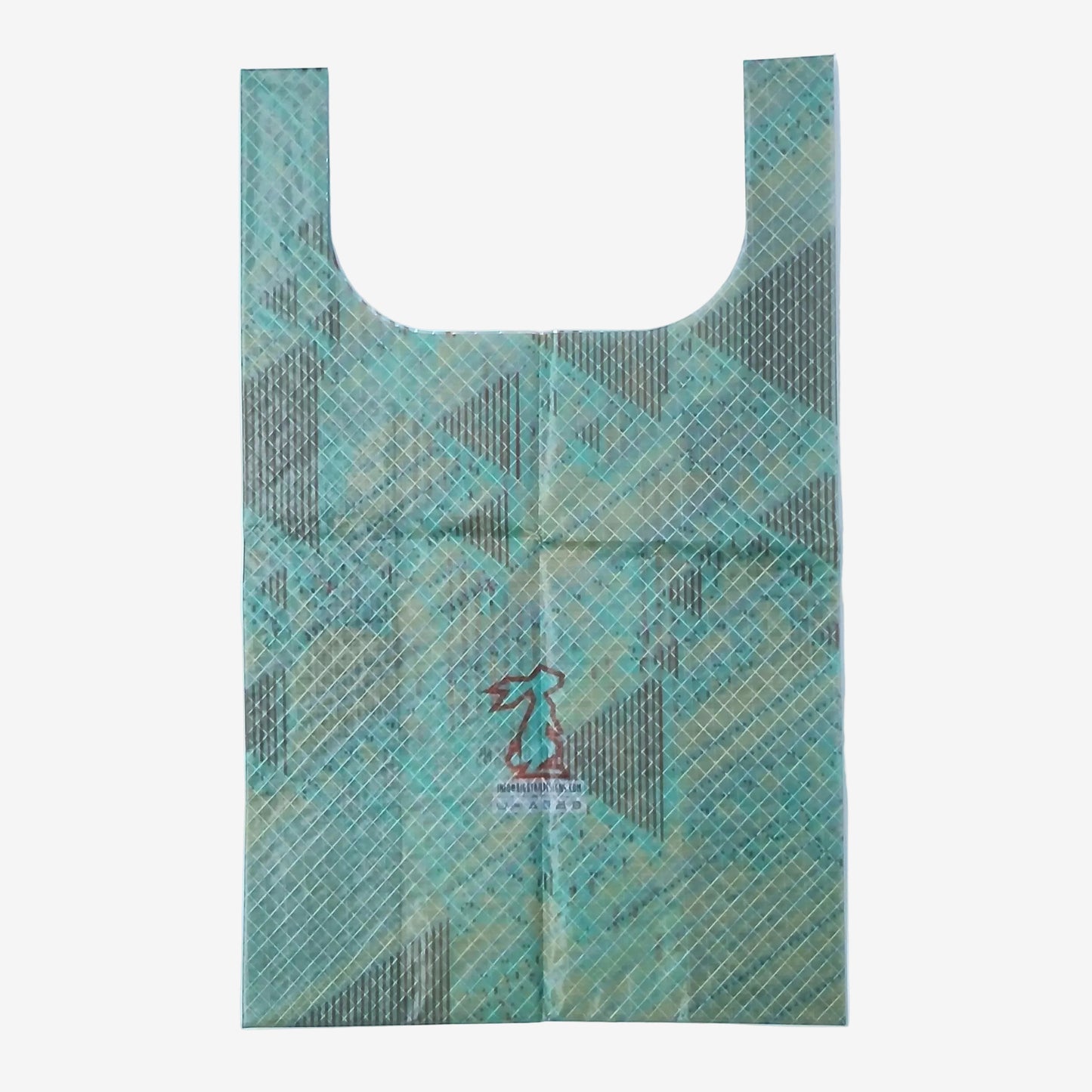 High Tail Designs TX Large Shopping Bag ショッピングバッグ L Delta 8 淡いミントグリーン地にオリーブと灰緑の三角パッチが重なる幾何柄。中央にえんじ色のうさぎのブランドロゴとケアタグ、十字の折りジワが残る平置き正面全体の実物写真 - 山道具とULギアのお店 Ascend Lite