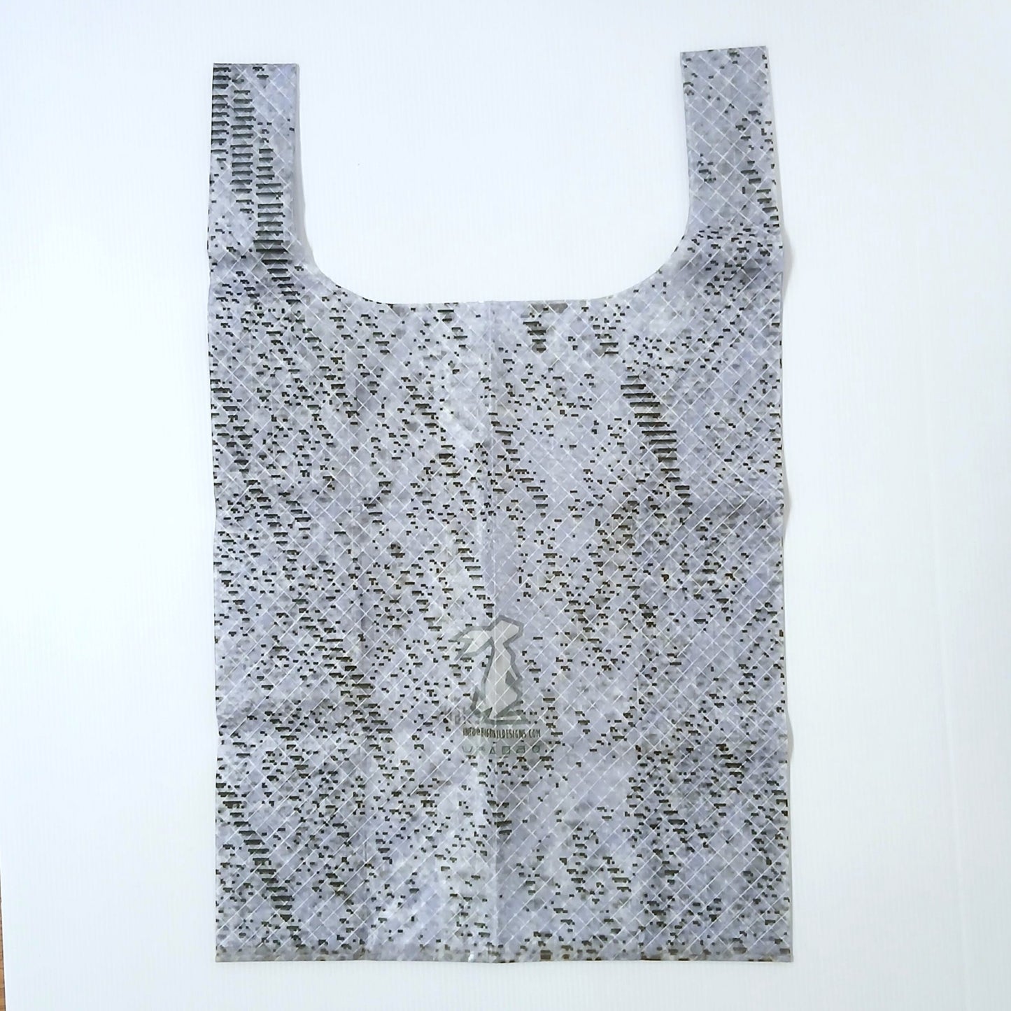 High Tail Designs TX Large Shopping Bag ショッピングバッグ L Alluvium 17 白に近い淡灰色の地へ黒の細かい斜めダッシュが全面に散るモノトーンの柄。シワの寄った状態で広げた平置き正面全体と、中央の白いうさぎのブランドロゴの実物写真 - 山道具とULギアのお店 Ascend Lite