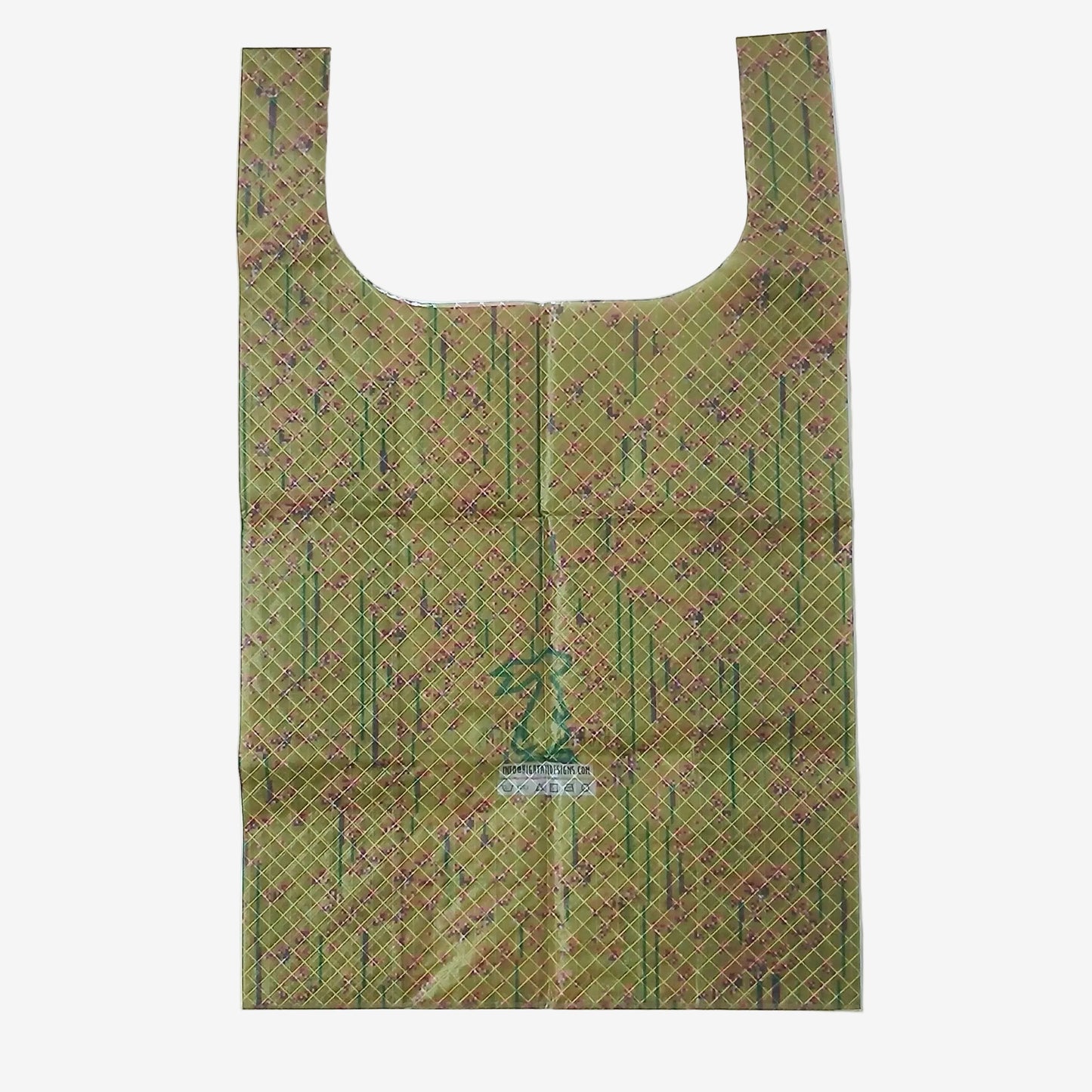 High Tail Designs TX Large Shopping Bag ショッピングバッグ L Rain 3 オリーブグリーン地に濃緑の縦線と赤茶の細かな斑が降る柄。斜め45°の格子が浮かび、中央に濃緑のうさぎのブランドロゴと水色のケアタグ、十字の折りジワが残る平置き正面全体の実物写真 - 山道具とULギアのお店 Ascend Lite
