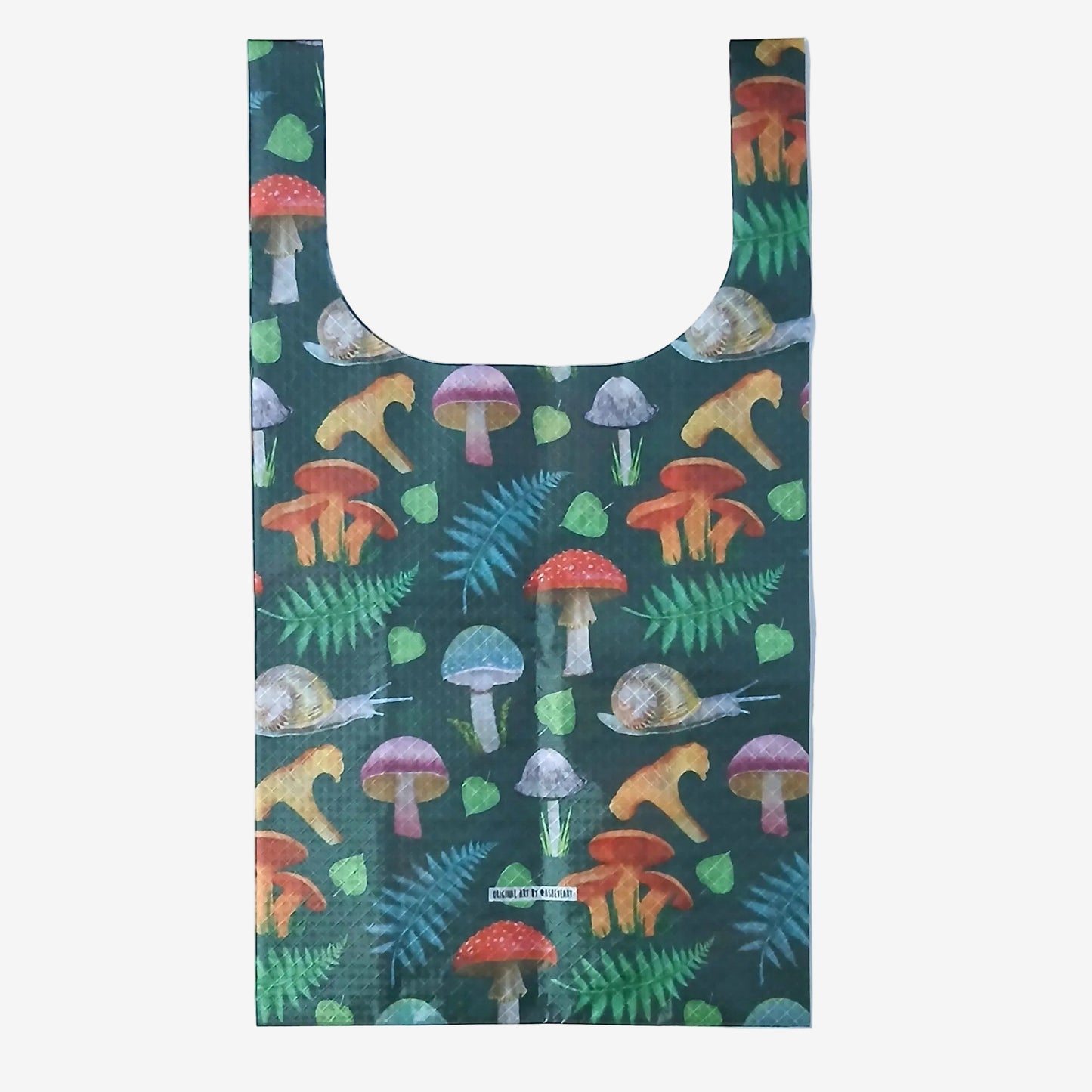 High Tail Designs TX Large Shopping Bag ショッピングバッグ L Forest Mushroom（Ash Ryan・TX50） 深緑地にキノコ・シダ・カタツムリが大きく配された厚手タイプ。細身ハンドルで横幅が絞られた縦長シルエットの平置き正面全体とアーティストクレジット印字の実物写真 - 山道具とULギアのお店 Ascend Lite