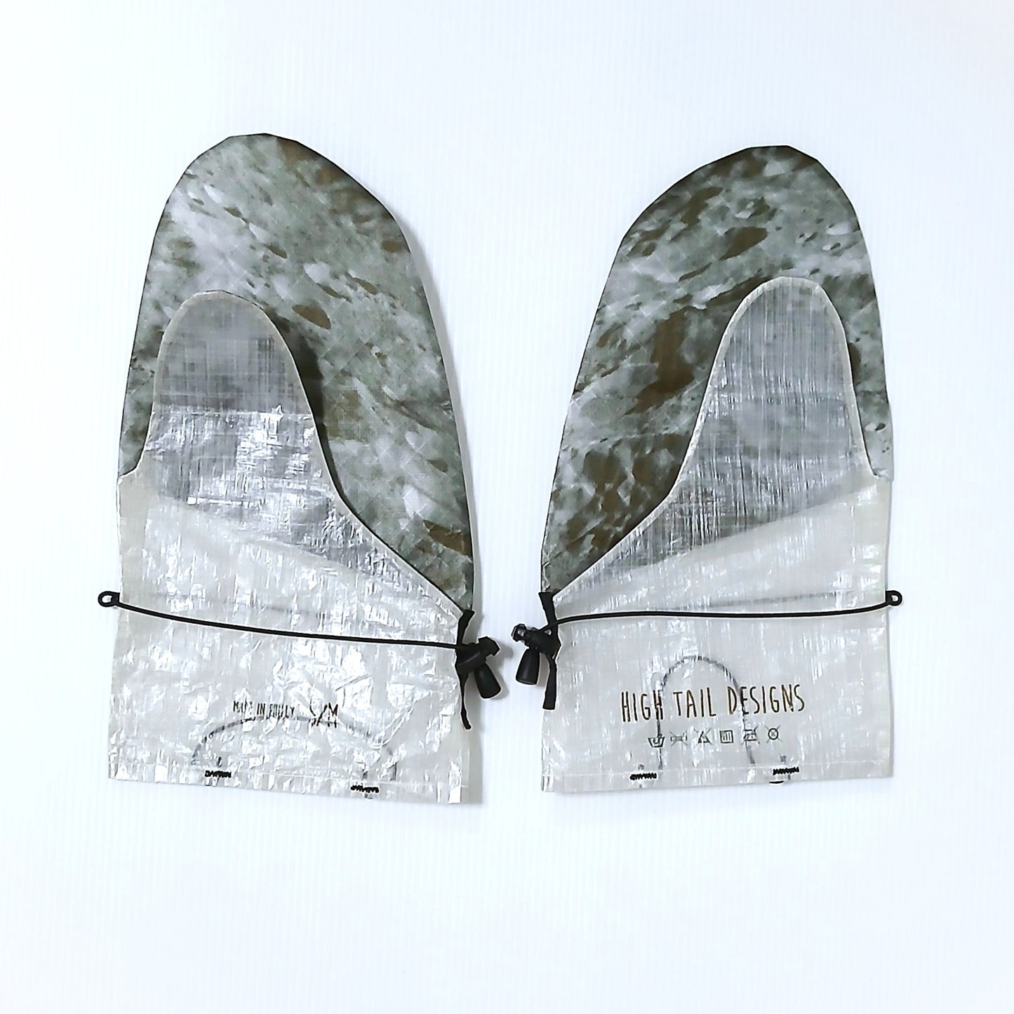 High Tail Designs Rain Mitt レインミット Lunar SM/MD（手のひらTX95） 甲がグレーとオリーブのまだら模様、下半分は銀白でカフにサイズと洗濯表示の印字、左右一対を甲側から並べた実物写真 - 山道具とULギアのお店 Ascend Lite