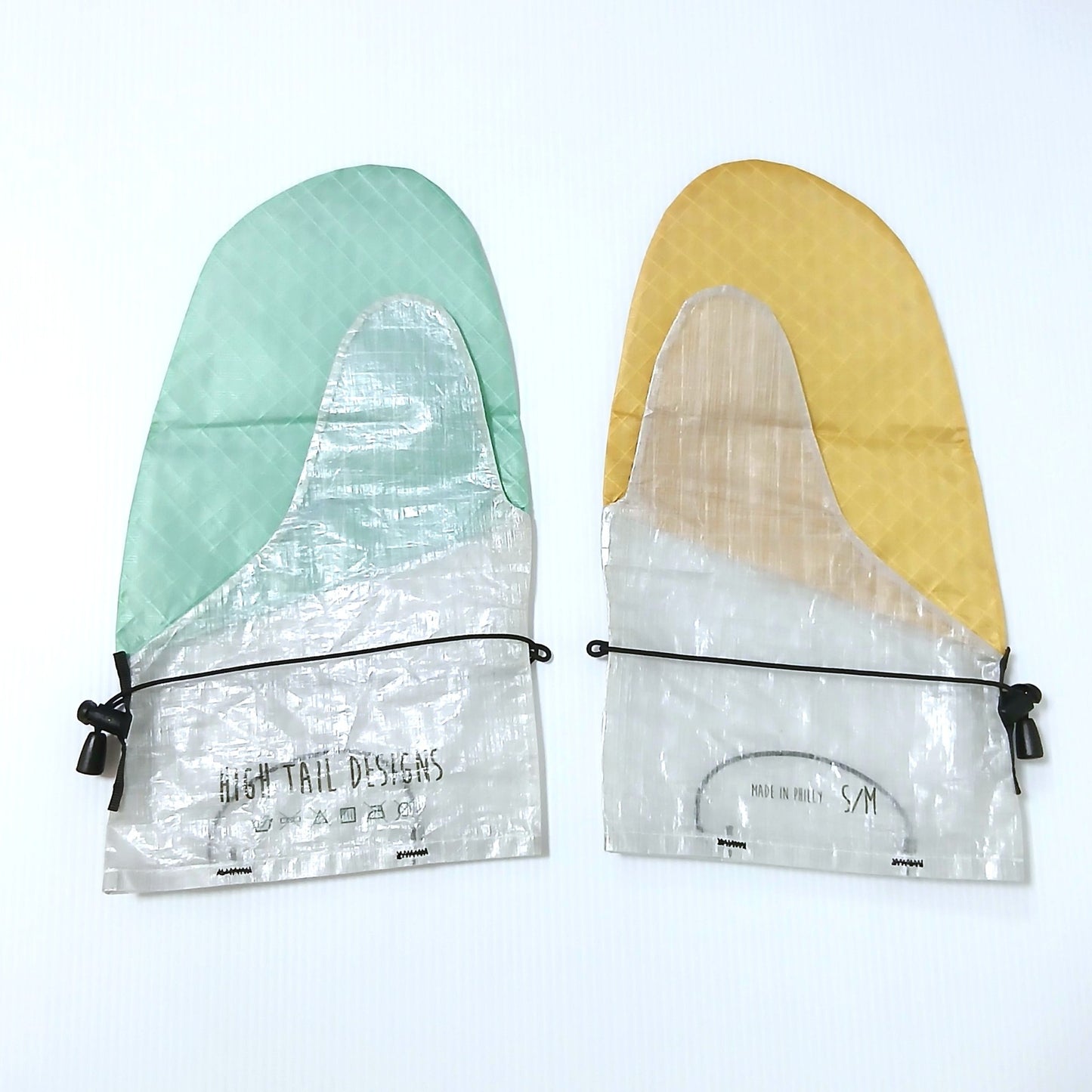 High Tail Designs Rain Mitt レインミット Canary Seafoam SM/MD（手のひらTX95） 片手が淡いミントグリーン、もう片手が山吹色の左右非対称カラーブロックで下半分は銀白、左右一対を甲側から並べた実物写真 - 山道具とULギアのお店 Ascend Lite