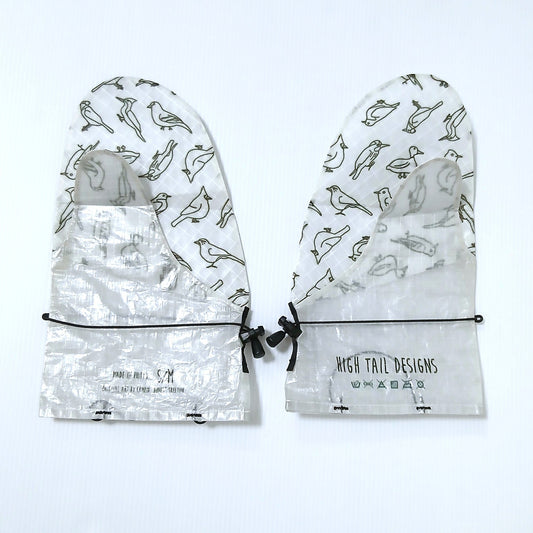 High Tail Designs Rain Mitt レインミット For The Birds SM/MD（手のひらTX95） 白地に黒線画の小鳥を散らした柄、手のひら側は細かな直線グリッド、カフに黒いショックコードとコードロック、左右一対を甲側から並べた実物写真 - 山道具とULギアのお店 Ascend Lite