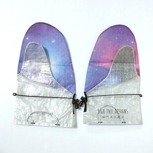High Tail Designs Rain Mitt レインミット Horsehead SM/MD（手のひらTX95） 甲が紫からピンク・水色へ流れる星雲柄で白い星が散り、手のひらからカフは銀白の無地、左右一対を甲側から並べた実物写真 - 山道具とULギアのお店 Ascend Lite