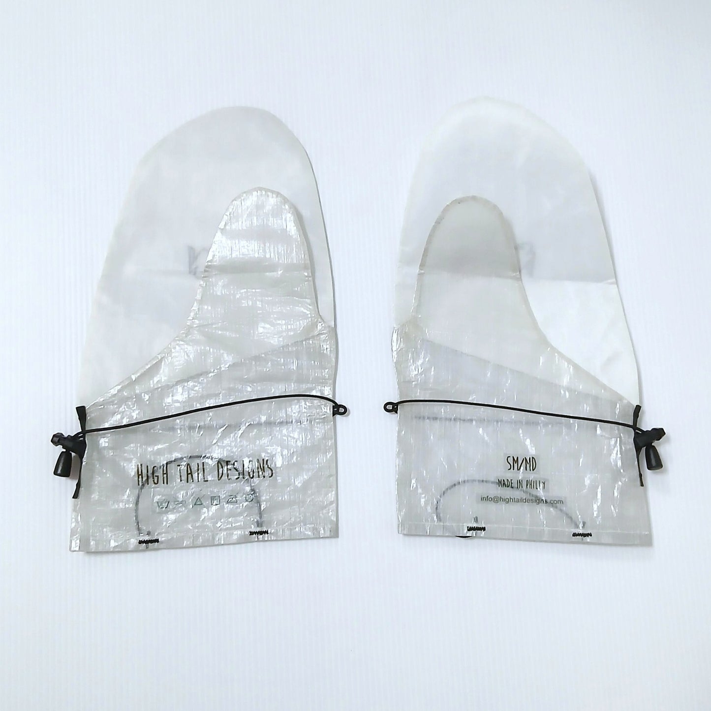 High Tail Designs Rain Mitt レインミット Plain SM/MD（手のひらDHF） 柄のない半透明の白一色、カフにブランドロゴとサイズ・洗濯表示の印字、左右一対を甲側から並べた実物写真 - 山道具とULギアのお店 Ascend Lite