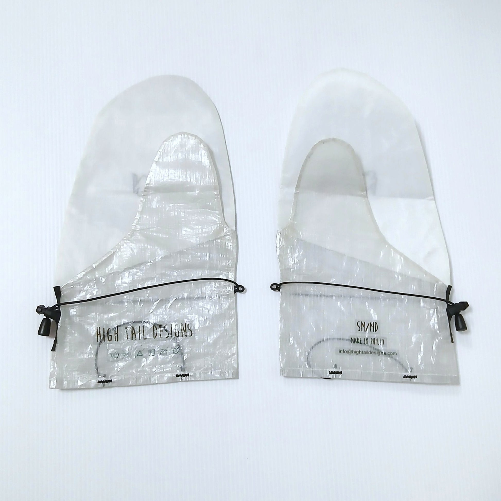 High Tail Designs Rain Mitt レインミット Plain SM/MD（手のひらDHF） 柄のない半透明の白一色、カフにブランドロゴとサイズ・洗濯表示の印字、左右一対を甲側から並べた実物写真 - 山道具とULギアのお店 Ascend Lite