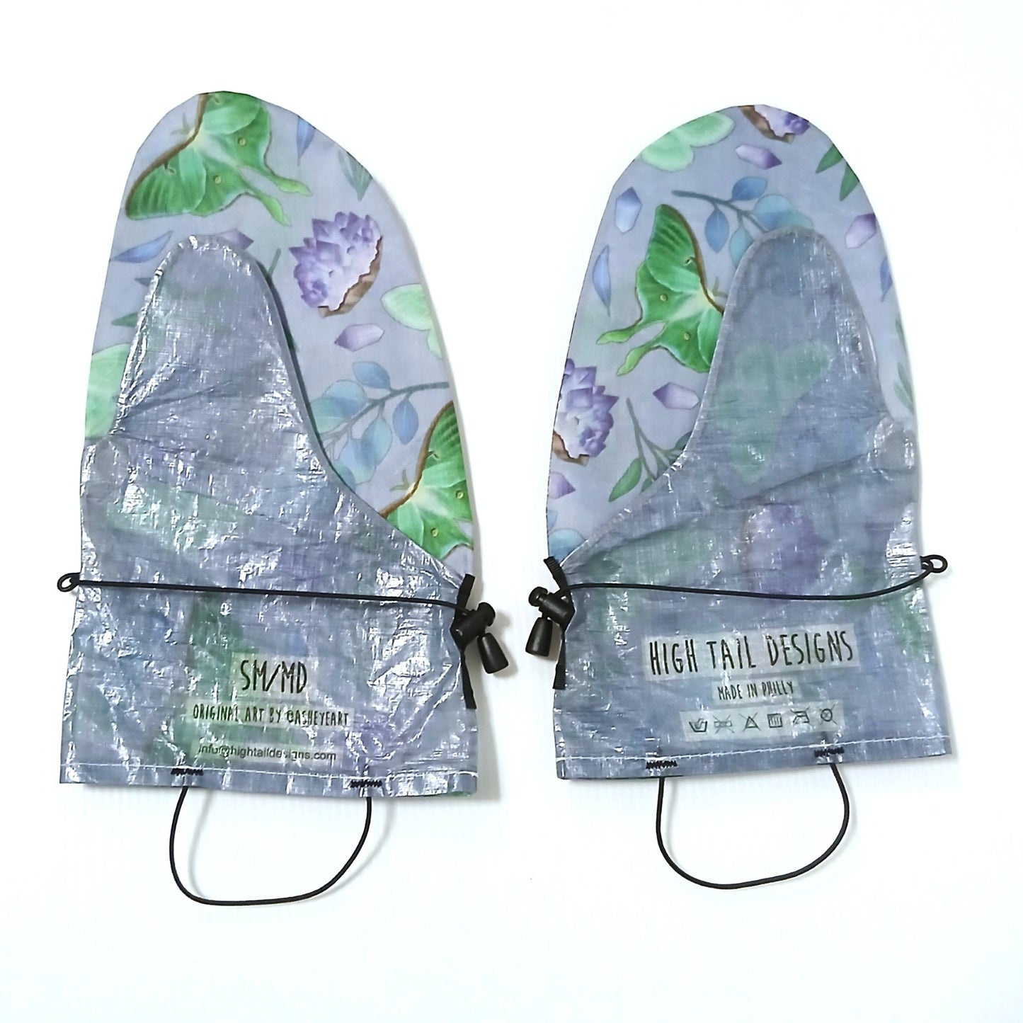 High Tail Designs Rain Mitt レインミット Nocturna SM/MD（手のひらDHF） 淡い藤色地に緑のオオミズアオと紫の花を描いた柄、カフから輪状に伸びる黒いショックコード、左右一対を甲側から並べた実物写真 - 山道具とULギアのお店 Ascend Lite