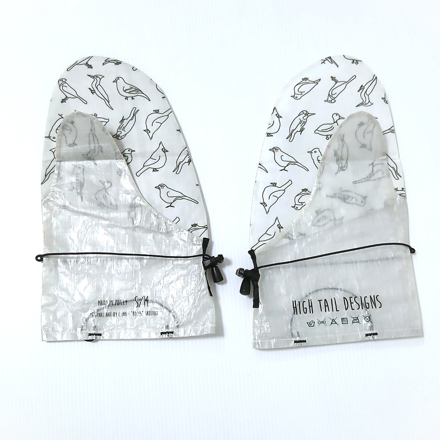 High Tail Designs Rain Mitt レインミット For The Birds SM/MD（手のひらDHF） 白地に黒線画の小鳥柄の2点目、手のひらにグリッド線がなく箔のような皺が出る個体、左右一対を甲側から並べた実物写真 - 山道具とULギアのお店 Ascend Lite
