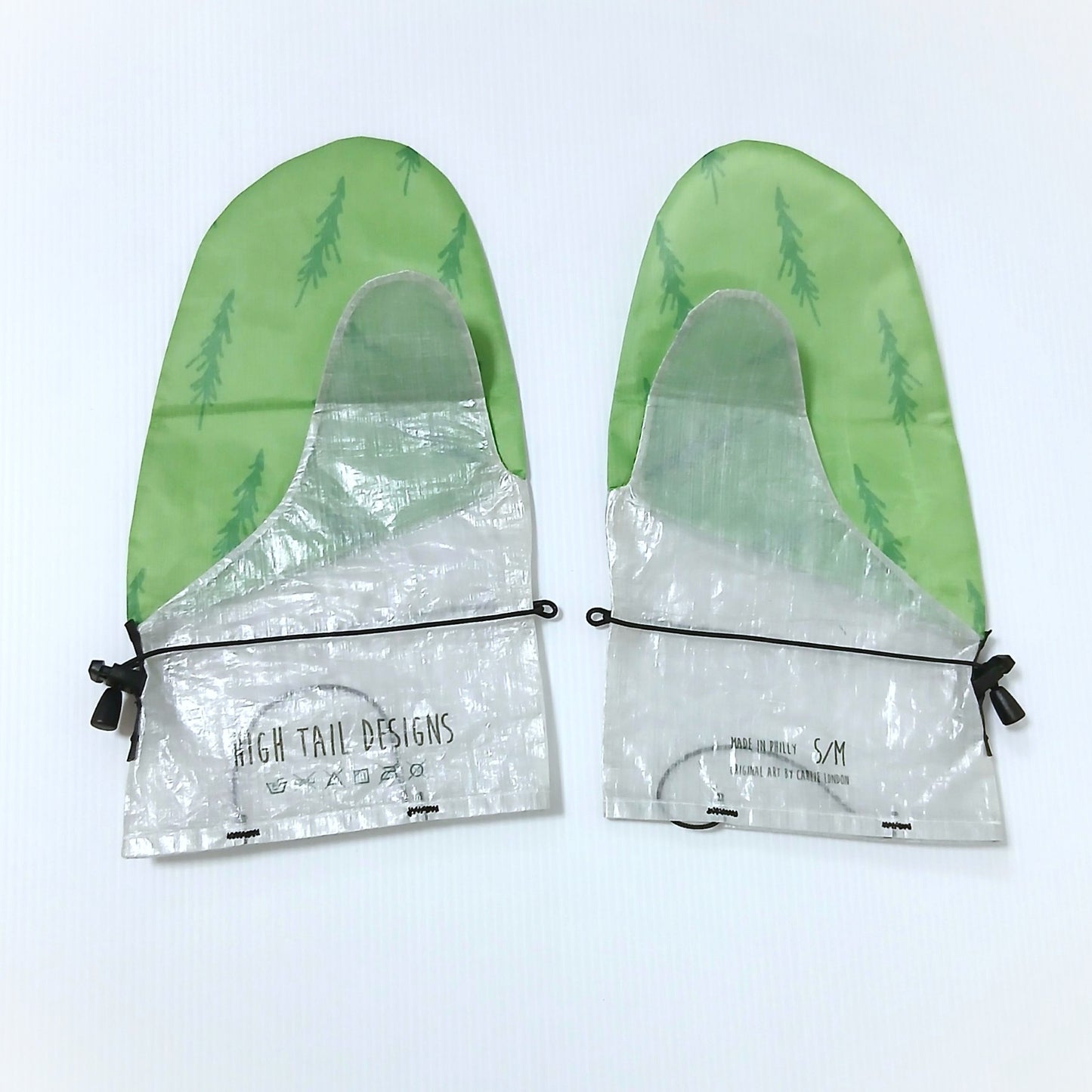 High Tail Designs Rain Mitt レインミット For The Trees SM/MD（手のひらDHF） 黄緑地に濃緑の針葉樹シルエットを散らした柄、手のひらは箔のような皺のある生地、左右一対を甲側から並べた実物写真 - 山道具とULギアのお店 Ascend Lite