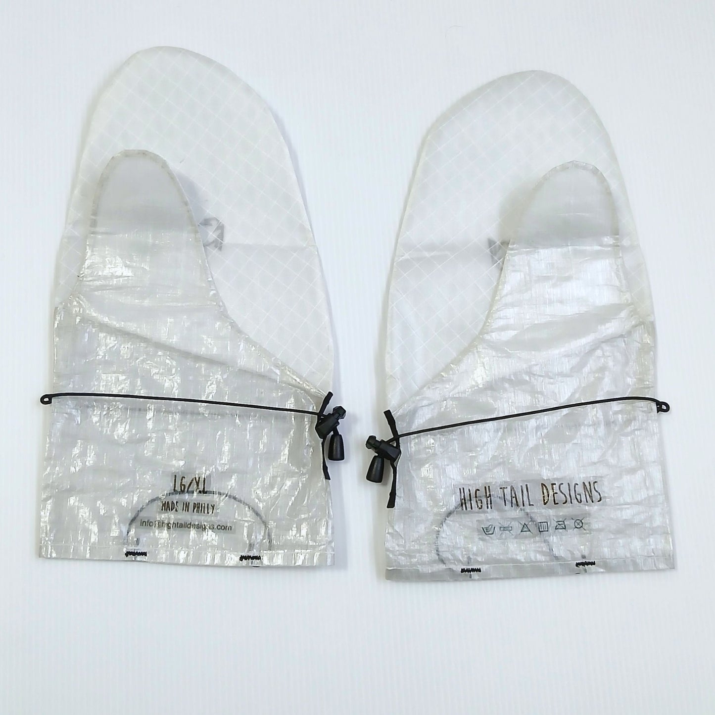 High Tail Designs Rain Mitt レインミット Plain LG/XL（手のひらTX95） 柄のない半透明の白一色、甲は細かなグリッド織りで下半分は銀白の光沢生地、カフの黒いショックコードを結んだ状態、左右一対を甲側から並べた実物写真 - 山道具とULギアのお店 Ascend Lite