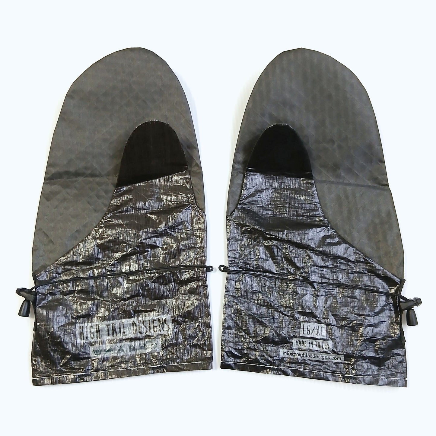 High Tail Designs Rain Mitt レインミット Ink LG/XL（手のひらTX95） 全面が黒一色で甲は艶消し・下半分は光沢のある黒、カフに白ラベルのブランドロゴとサイズ印字、両手首の外側に黒いコードロック、左右一対を甲側から並べた実物写真 - 山道具とULギアのお店 Ascend Lite