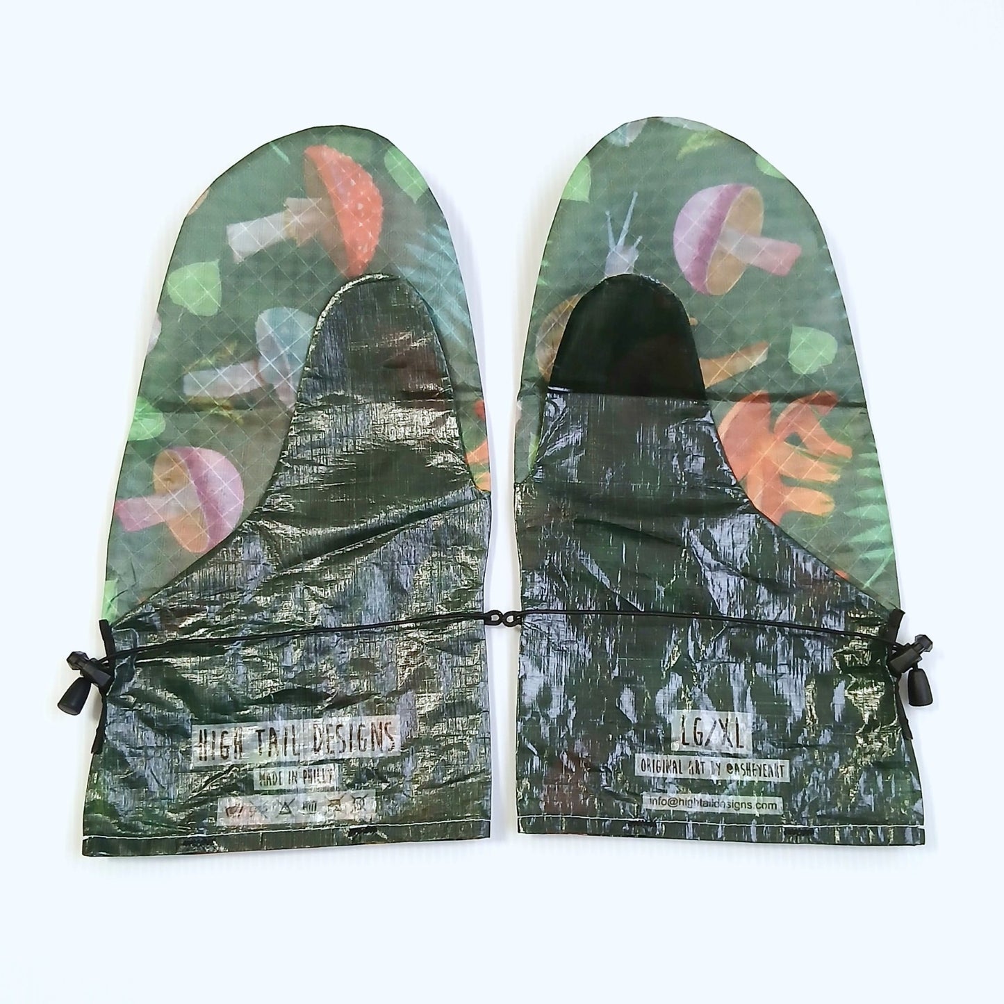 High Tail Designs Rain Mitt レインミット Forest Mushroom LG/XL（手のひらTX95） 深緑地に赤や桃色のキノコとシダを描いた柄、手のひら側は濃緑の光沢無地、カフにブランドロゴとアーティストクレジット印字、左右一対を甲側から並べた実物写真 - 山道具とULギアのお店 Ascend Lite
