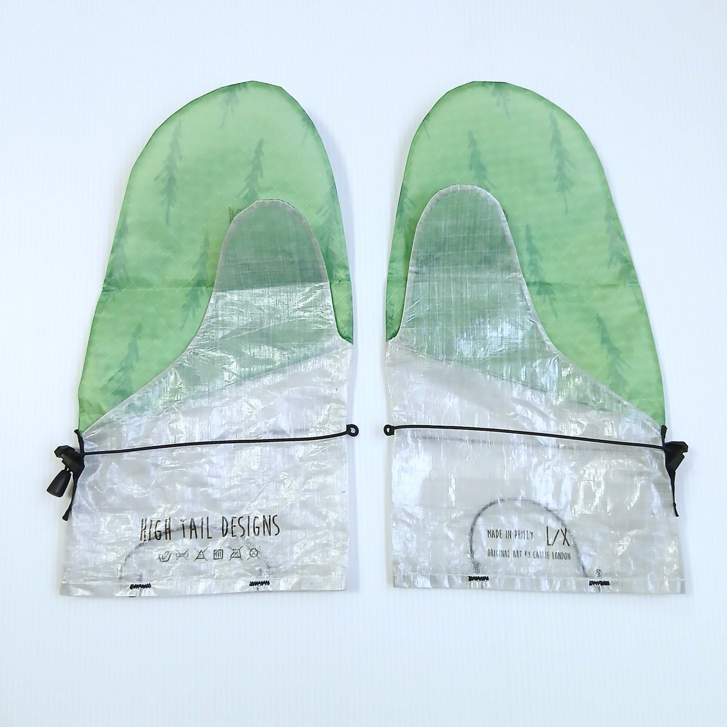 High Tail Designs Rain Mitt レインミット For The Trees LG/XL（手のひらTX95） 甲の上半分が黄緑のグラデーションで濃緑の針葉樹が霧に霞むように並び、下半分は銀白の無地、カフの黒いショックコードを結んだ状態、左右一対を甲側から並べた実物写真 - 山道具とULギアのお店 Ascend Lite