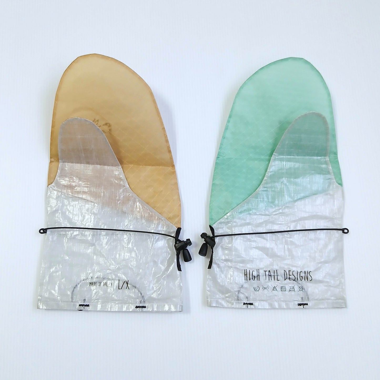 High Tail Designs Rain Mitt レインミット Canary Seafoam LG/XL（手のひらTX95） 向かって左が山吹色・右が淡いミントグリーンの左右非対称、色は甲の上半分だけで下半分は銀白、手首のショックコードを蝶結びにした状態、左右一対を甲側から並べた実物写真 - 山道具とULギアのお店 Ascend Lite