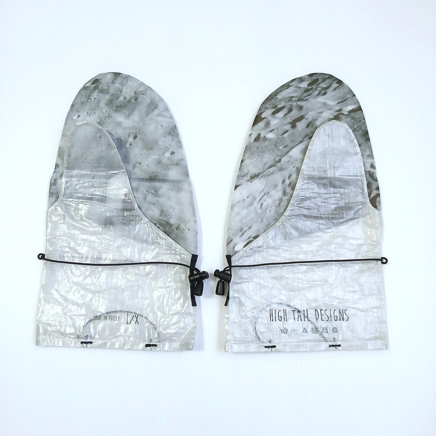 High Tail Designs Rain Mitt レインミット Lunar LG/XL（手のひらDHF） 月面を思わせるグレーと褐色のまだら模様が甲の上半分に入り、手のひら側は箔のような皺のある銀白生地、裾にミトンフック用の黒いループ、左右一対を甲側から並べた実物写真 - 山道具とULギアのお店 Ascend Lite