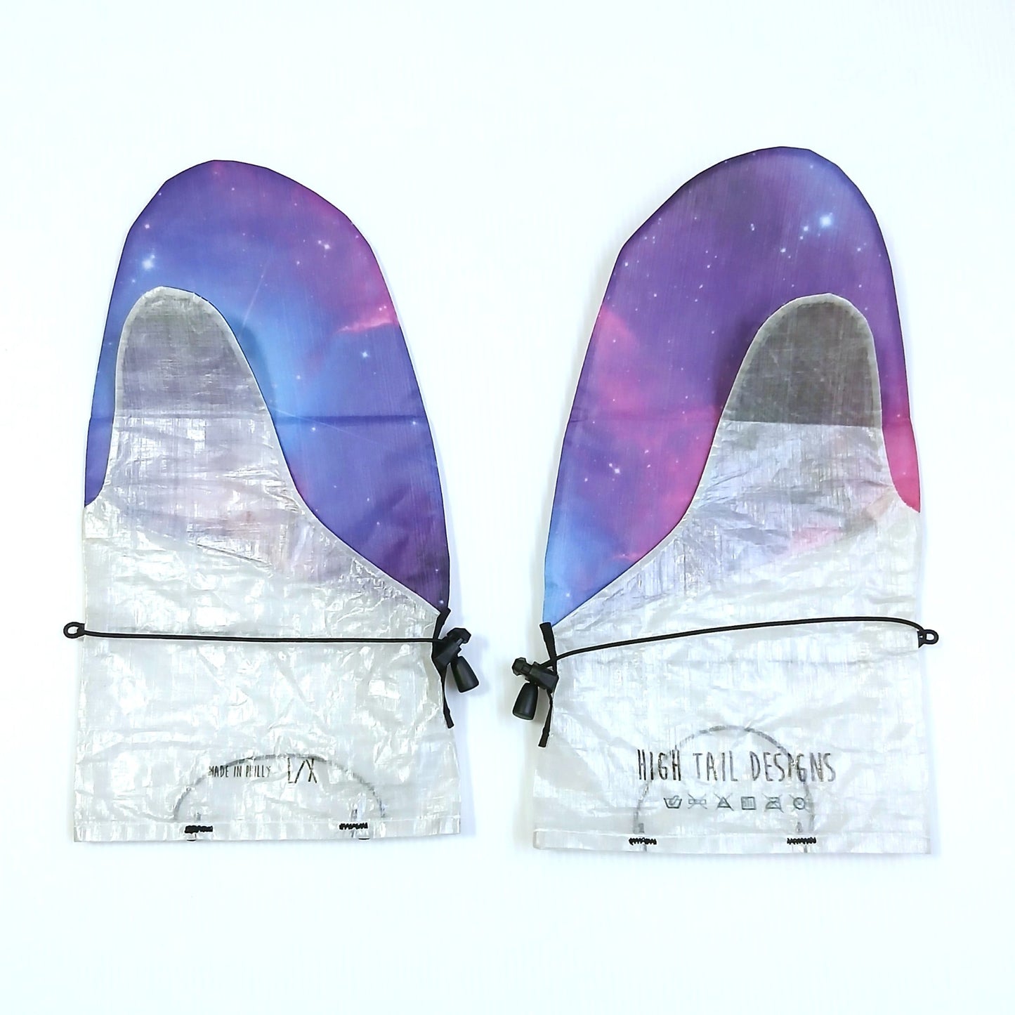 High Tail Designs Rain Mitt レインミット Horsehead LG/XL（手のひらDHF） 甲の上半分に青紫からマゼンタへ変わる星雲柄と白い星が入り、下半分は箔のような光沢の銀白、両手首のショックコードを蝶結びにした状態、左右一対を甲側から並べた実物写真 - 山道具とULギアのお店 Ascend Lite