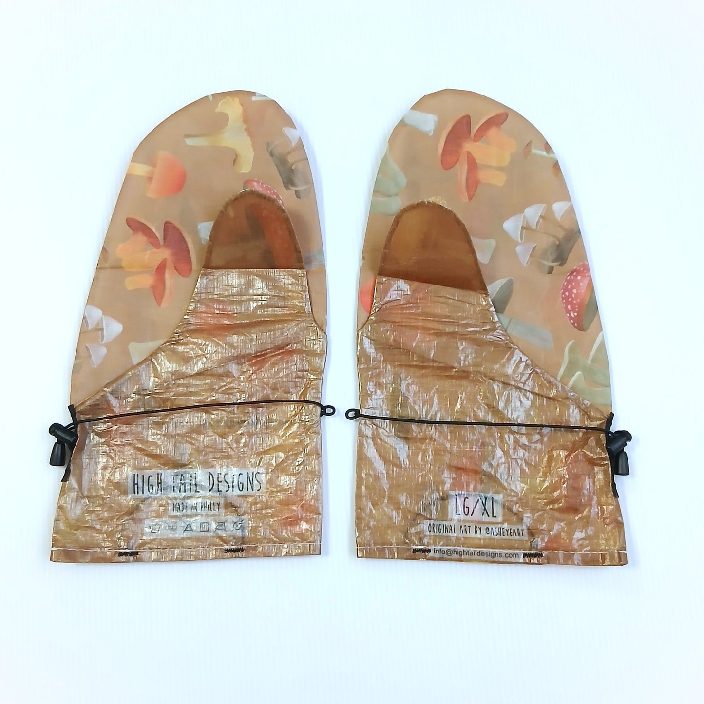 High Tail Designs Rain Mitt レインミット Botany Poster LG/XL（手のひらDHF） タン地に朱色や桃色のキノコと白い草花を描いた柄、手のひら側は金色がかった箔状の光沢生地、カフにアーティストクレジット印字、左右一対を甲側から並べた実物写真 - 山道具とULギアのお店 Ascend Lite