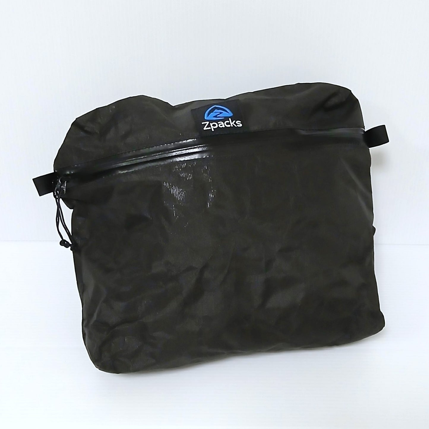 Zpacks Multi-Pack マルチパック Jet Black Ultra 前面（実物・斜め） - ストラップを外した本体のみ。上部に止水ジッパーとZpacksロゴ - 山道具とULギアのお店 Ascend Lite