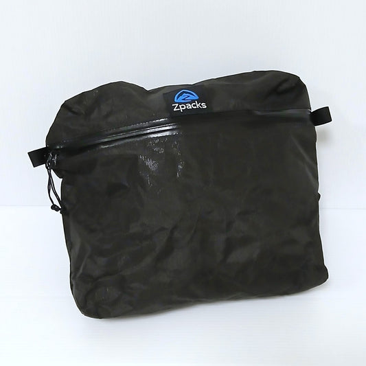 Zpacks Multi-Pack マルチパック Jet Black Ultra 前面（実物・斜め） - ストラップを外した本体のみ。上部に止水ジッパーとZpacksロゴ - 山道具とULギアのお店 Ascend Lite