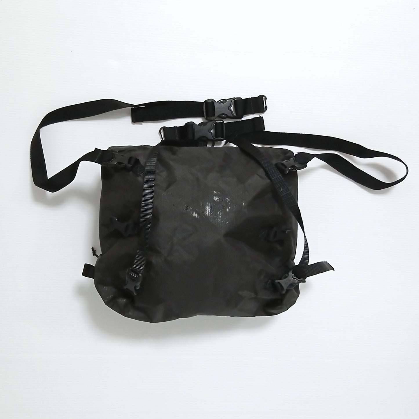 Zpacks Multi-Pack マルチパック Jet Black Ultra ストラップ装着（実物） - ショルダーストラップとウエストストラップを取り付けて広げた状態 - 山道具とULギアのお店 Ascend Lite
