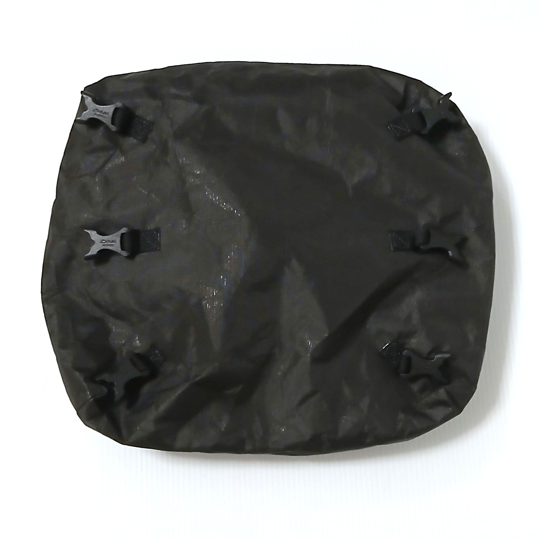 Zpacks Multi-Pack マルチパック Jet Black Ultra 背面（実物） - ストラップ取り付け用のサイドリリースバックル6箇所が並んだ背面 - 山道具とULギアのお店 Ascend Lite