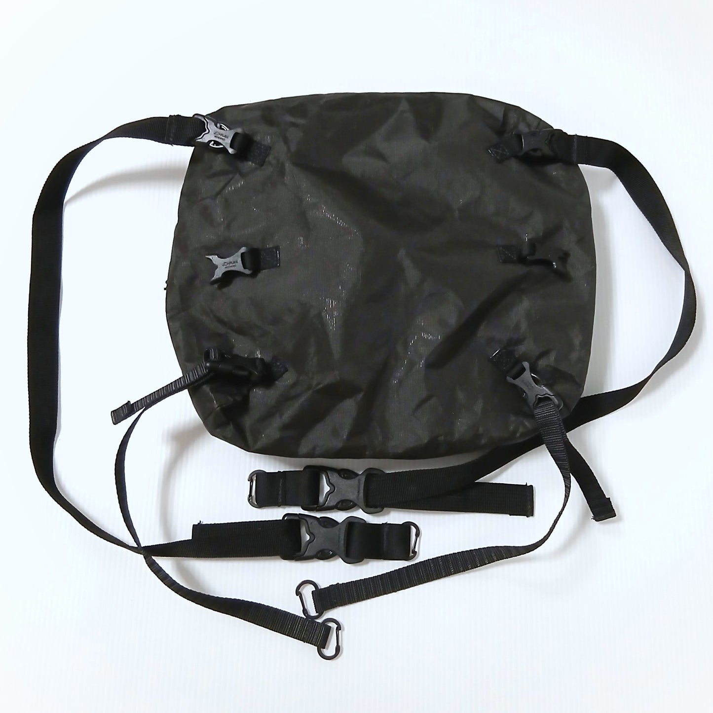 Zpacks Multi-Pack マルチパック Jet Black Ultra 背面とストラップ一式（実物） - 背面のバックルに取り付けたストラップと付属パーツを広げた状態 - 山道具とULギアのお店 Ascend Lite