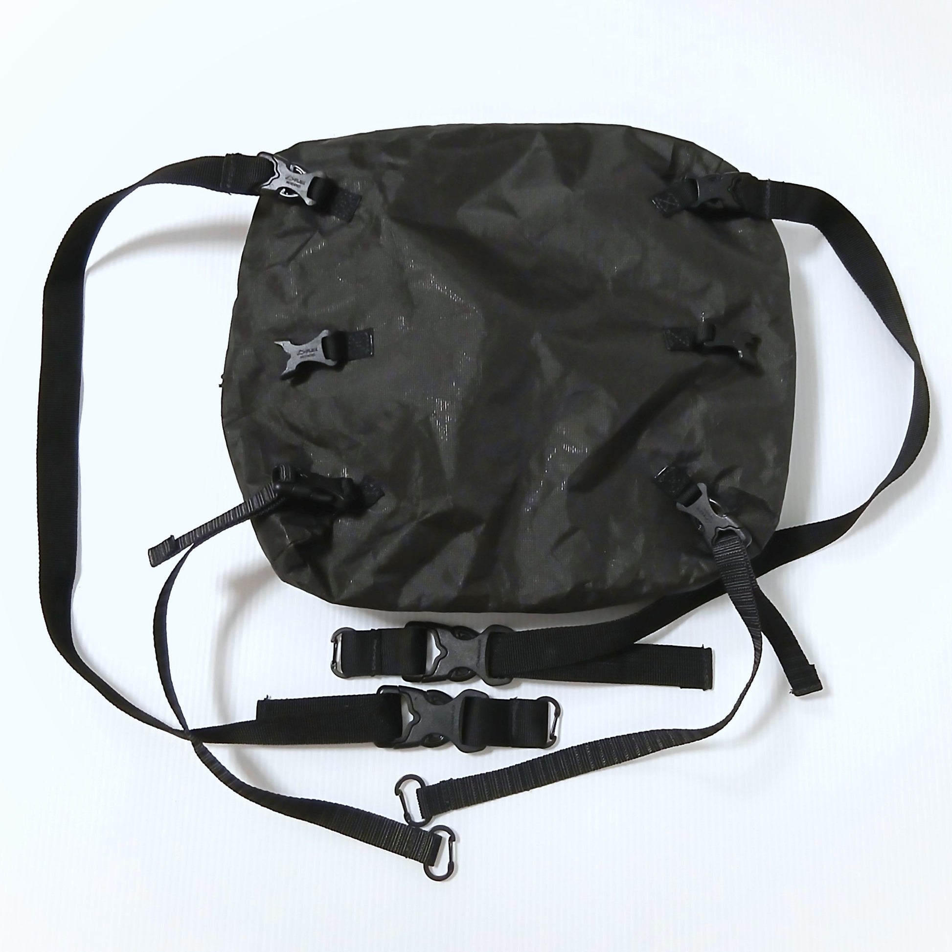 Zpacks Multi-Pack マルチパック Jet Black Ultra 背面とストラップ一式（実物） - 背面のバックルに取り付けたストラップと付属パーツを広げた状態 - 山道具とULギアのお店 Ascend Lite
