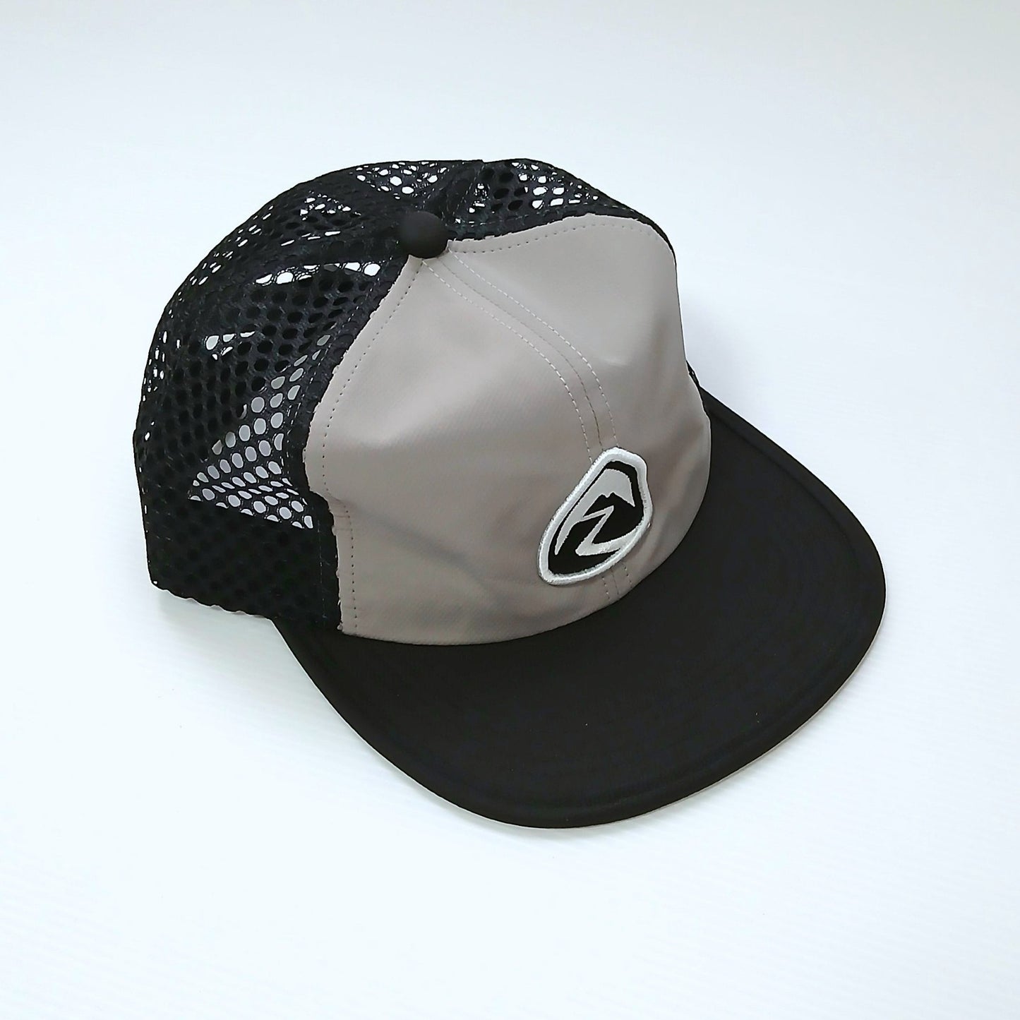 Zpacks Foldable Trail Hat フォルダブルトレイルハット Gray - 実物前面斜め・グレーの速乾ナイロンクラウンとブラックメッシュ・Zpacksクレスト刺繍 - 山道具とULギアのお店 Ascend Lite