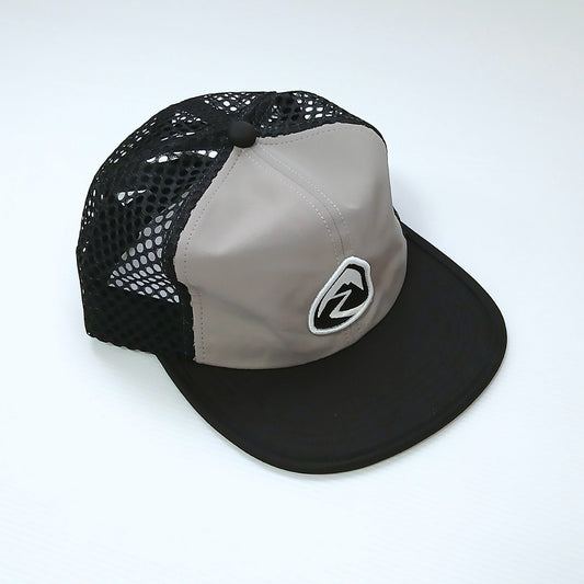 Zpacks Foldable Trail Hat フォルダブルトレイルハット Gray - 実物前面斜め・グレーの速乾ナイロンクラウンとブラックメッシュ・Zpacksクレスト刺繍 - 山道具とULギアのお店 Ascend Lite